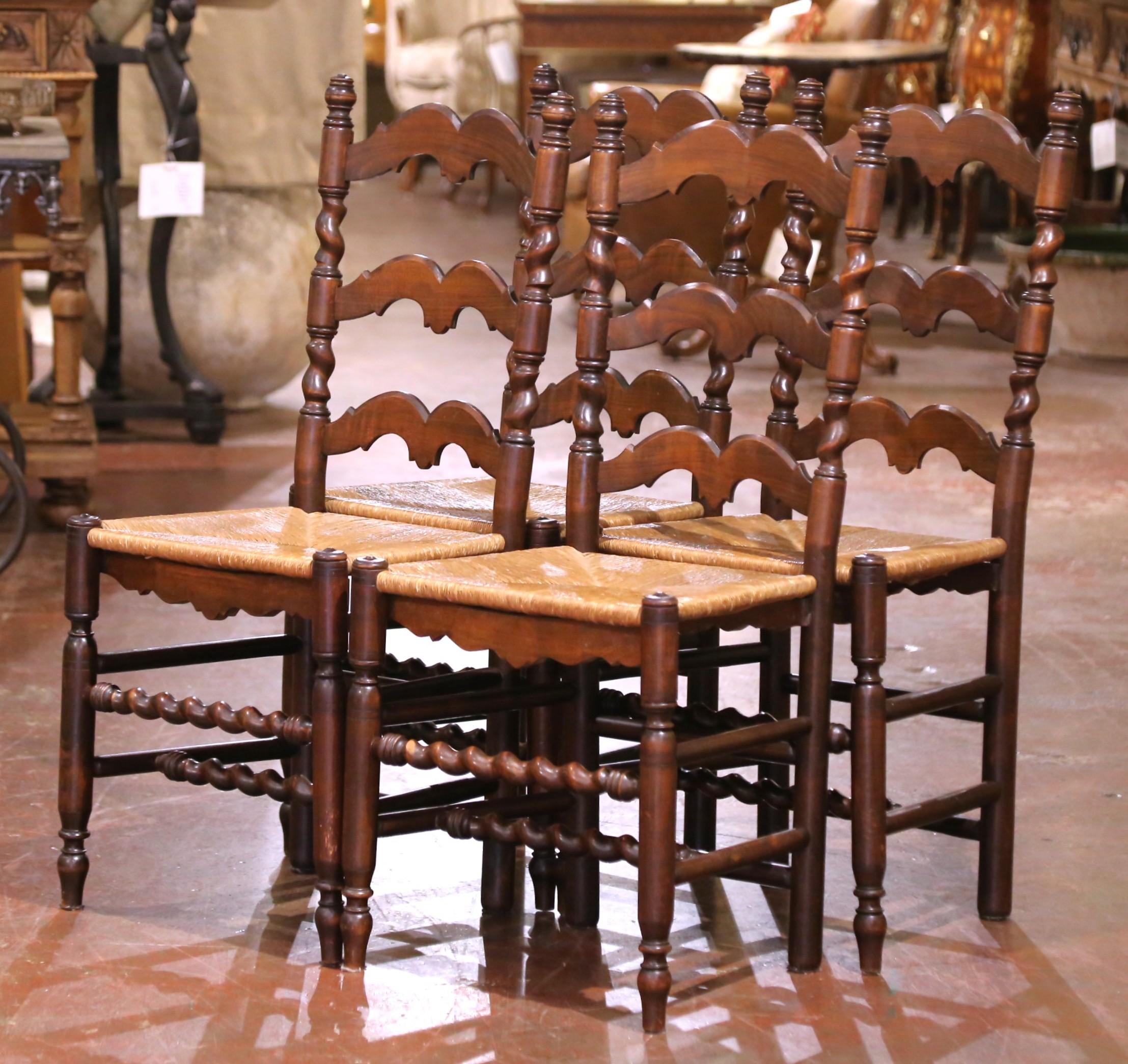 Sculpté à la main Chaises à dossier échelonné Louis XIII du milieu du siècle en noyer et joncs Ensemble de quatre chaises en vente