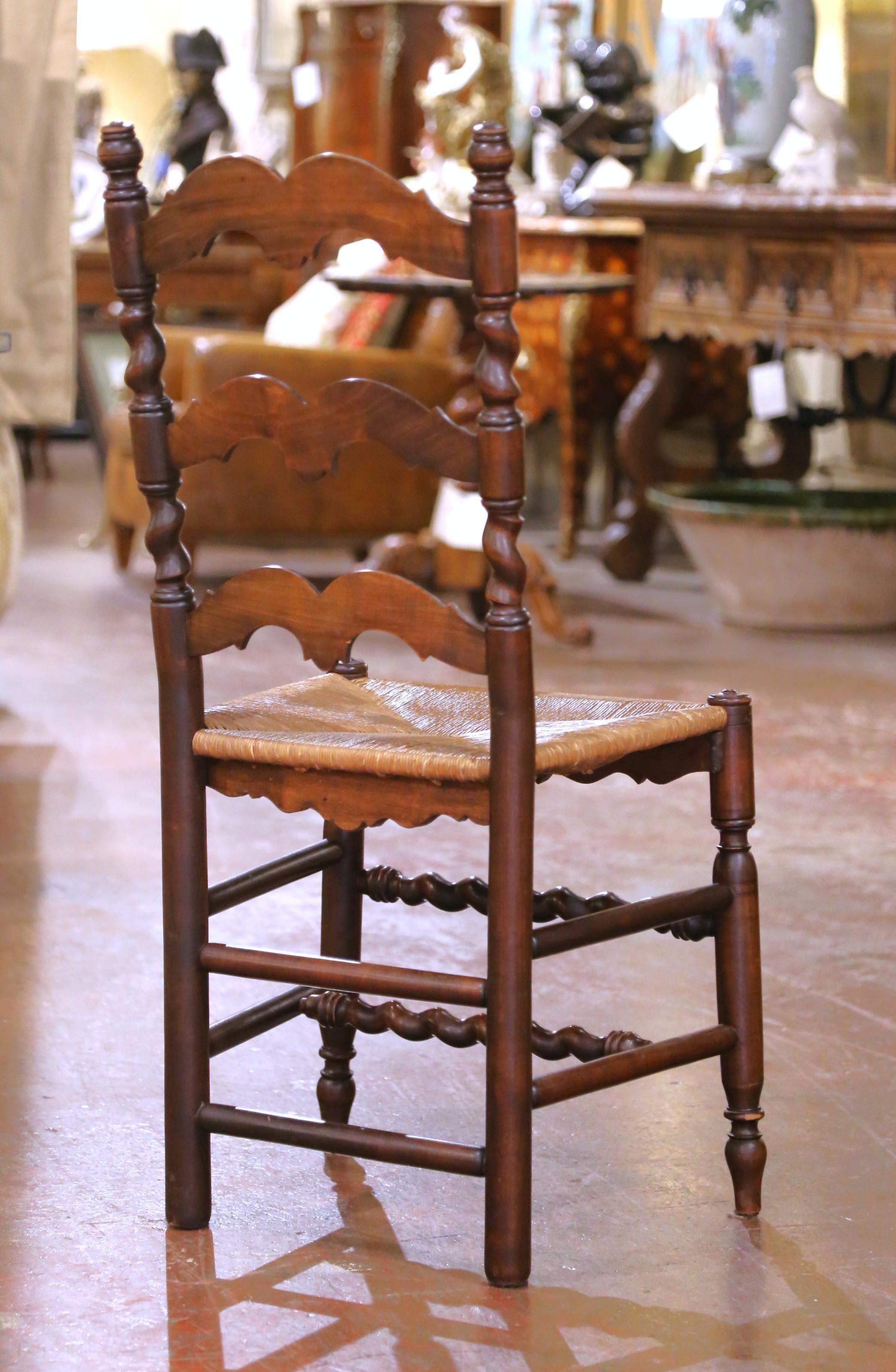 Chaises à dossier échelonné Louis XIII du milieu du siècle en noyer et joncs Ensemble de quatre chaises Excellent état - En vente à Dallas, TX