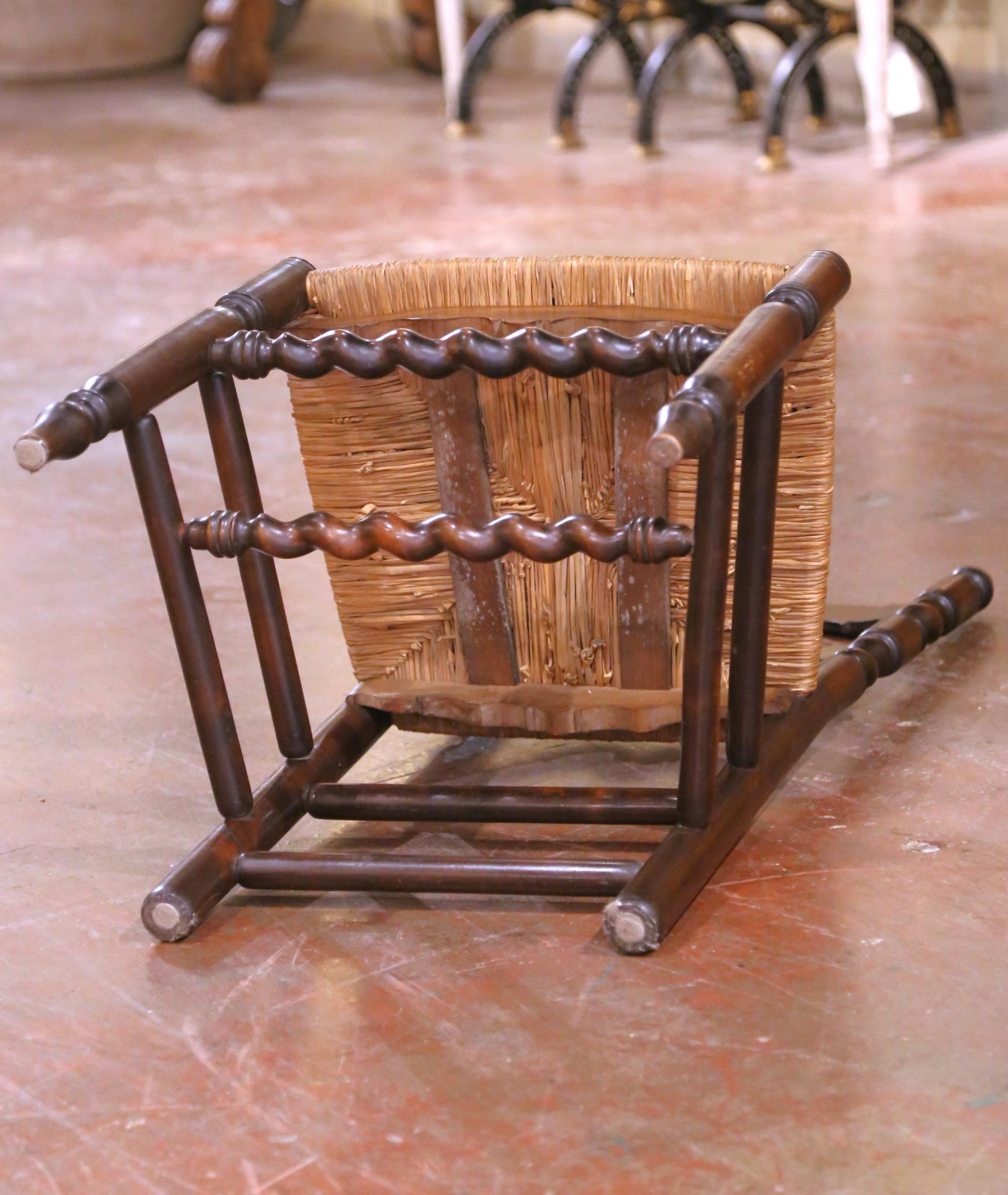 20ième siècle Chaises à dossier échelonné Louis XIII du milieu du siècle en noyer et joncs Ensemble de quatre chaises en vente