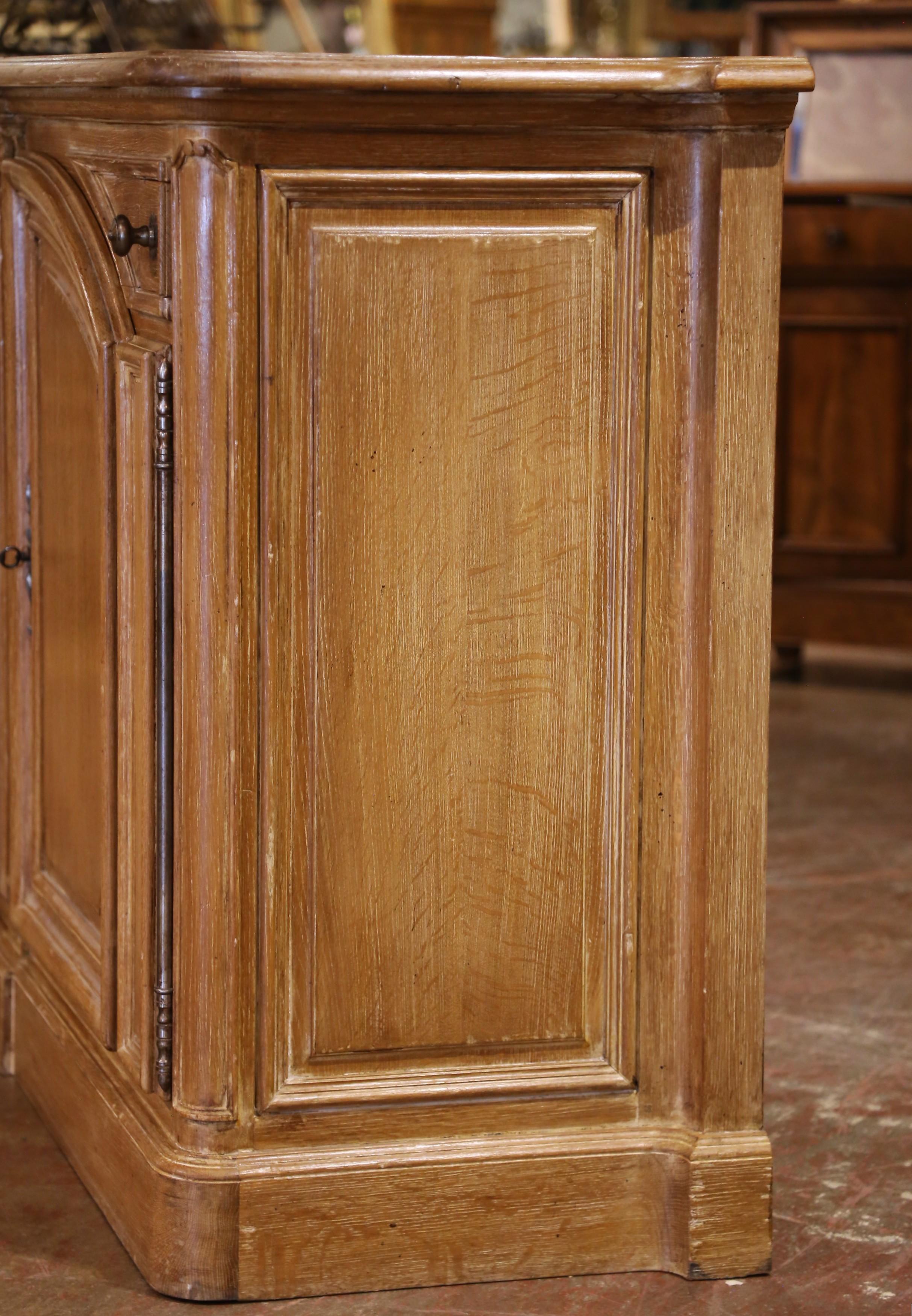 Buffet de Chasse di metà secolo in stile Luigi XIV in Oak Light con cassetti in vendita 4