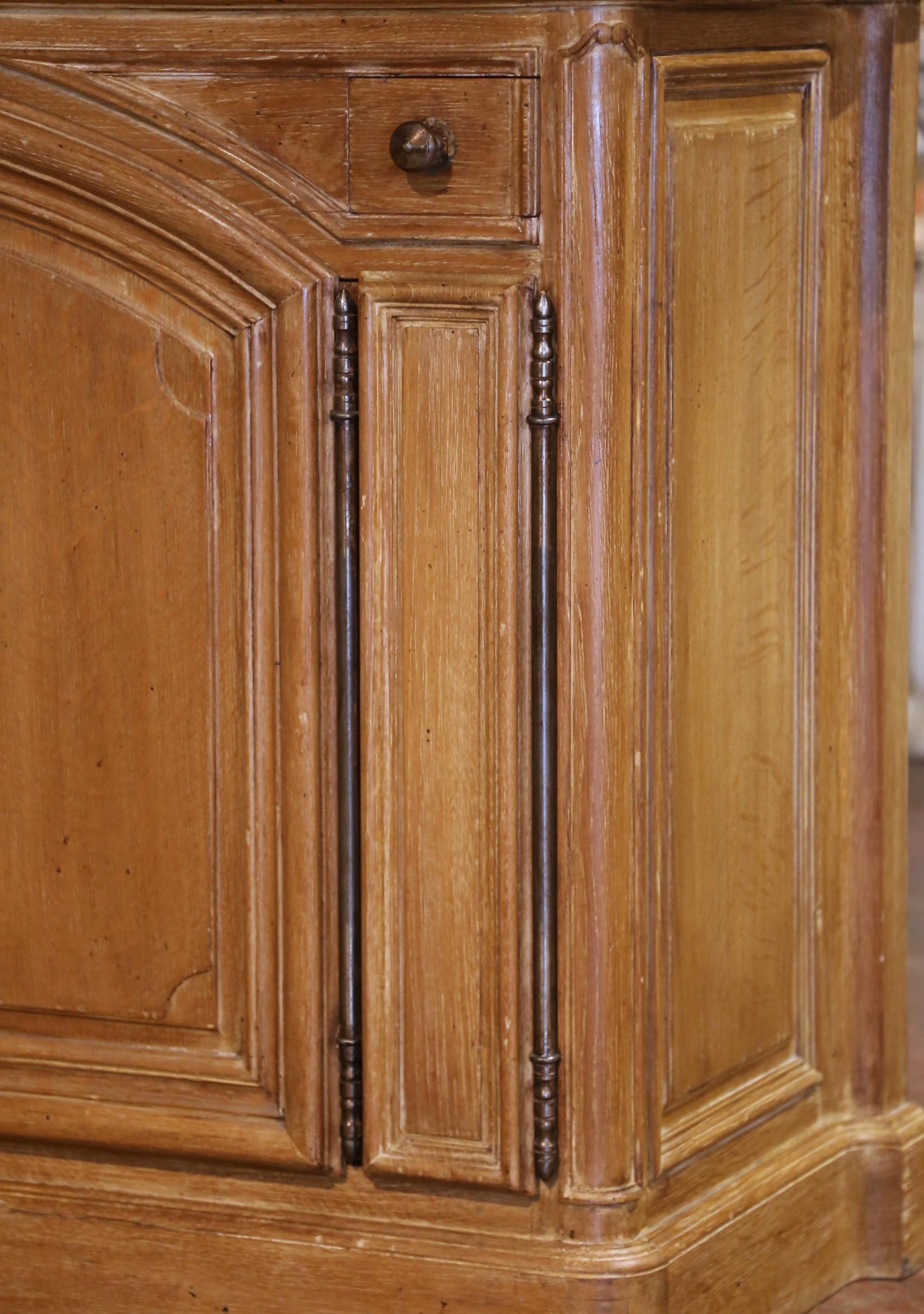 Buffet de Chasse di metà secolo in stile Luigi XIV in Oak Light con cassetti in vendita 5