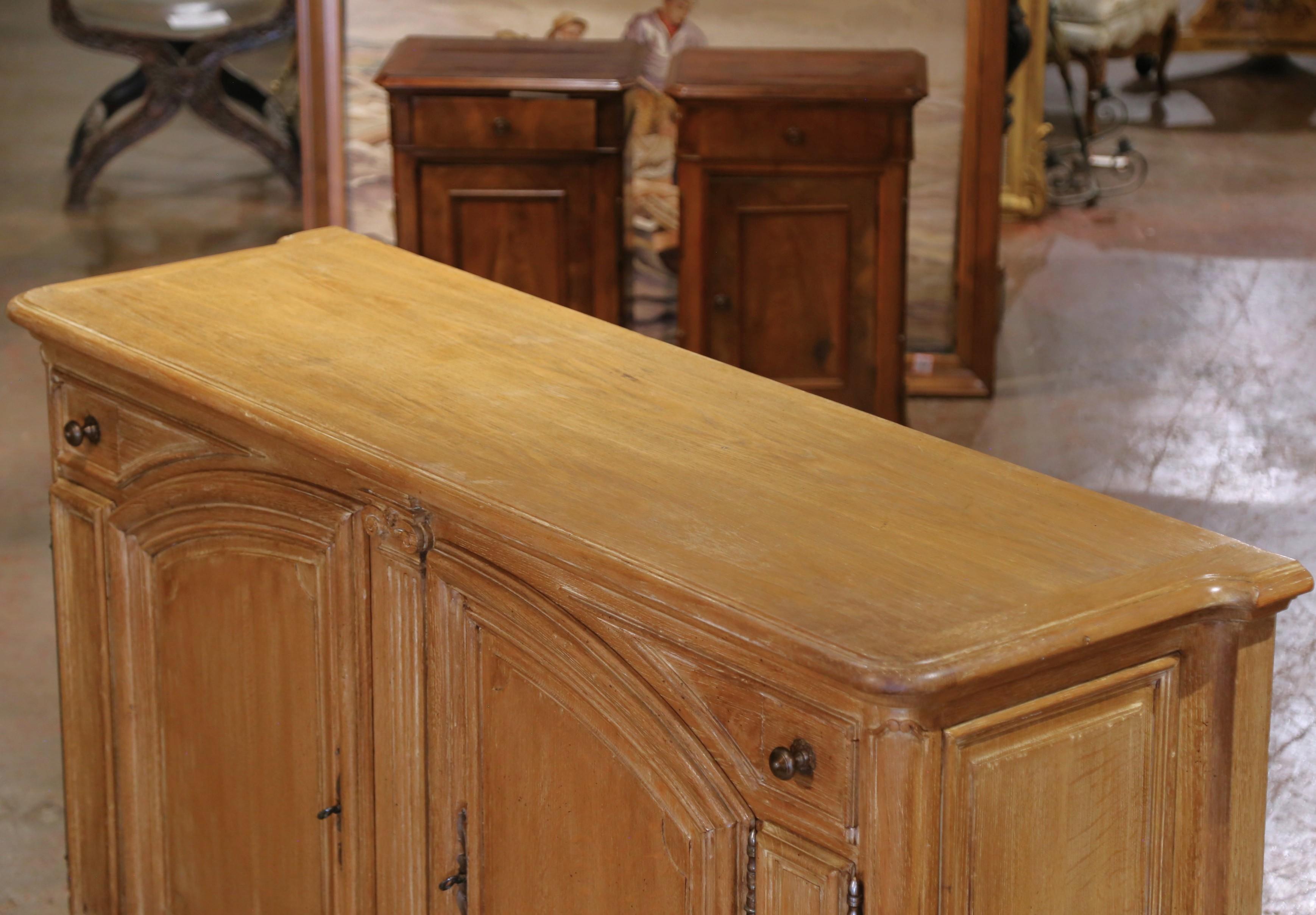 Francese Buffet de Chasse di metà secolo in stile Luigi XIV in Oak Light con cassetti in vendita