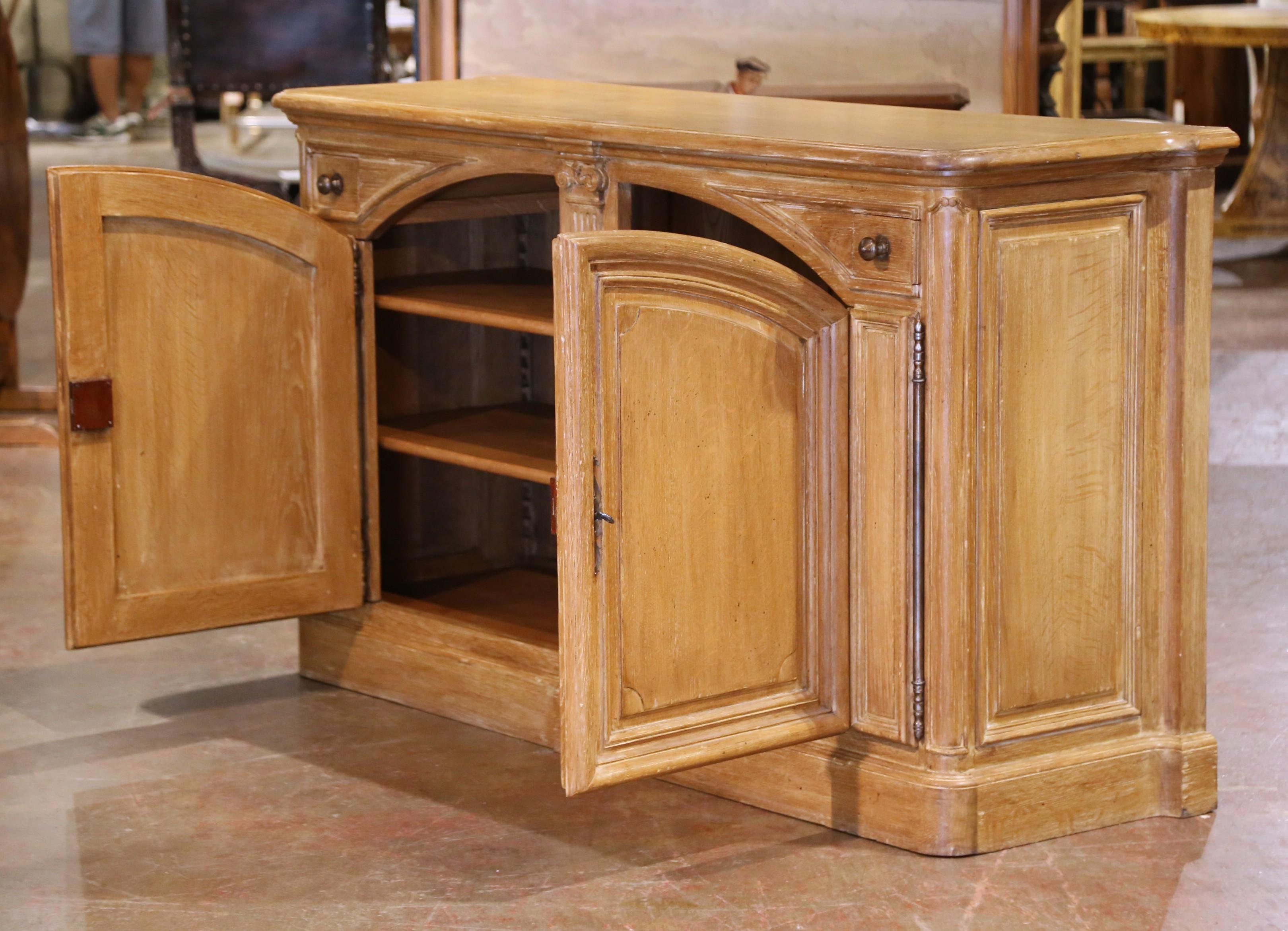 Intagliato a mano Buffet de Chasse di metà secolo in stile Luigi XIV in Oak Light con cassetti in vendita