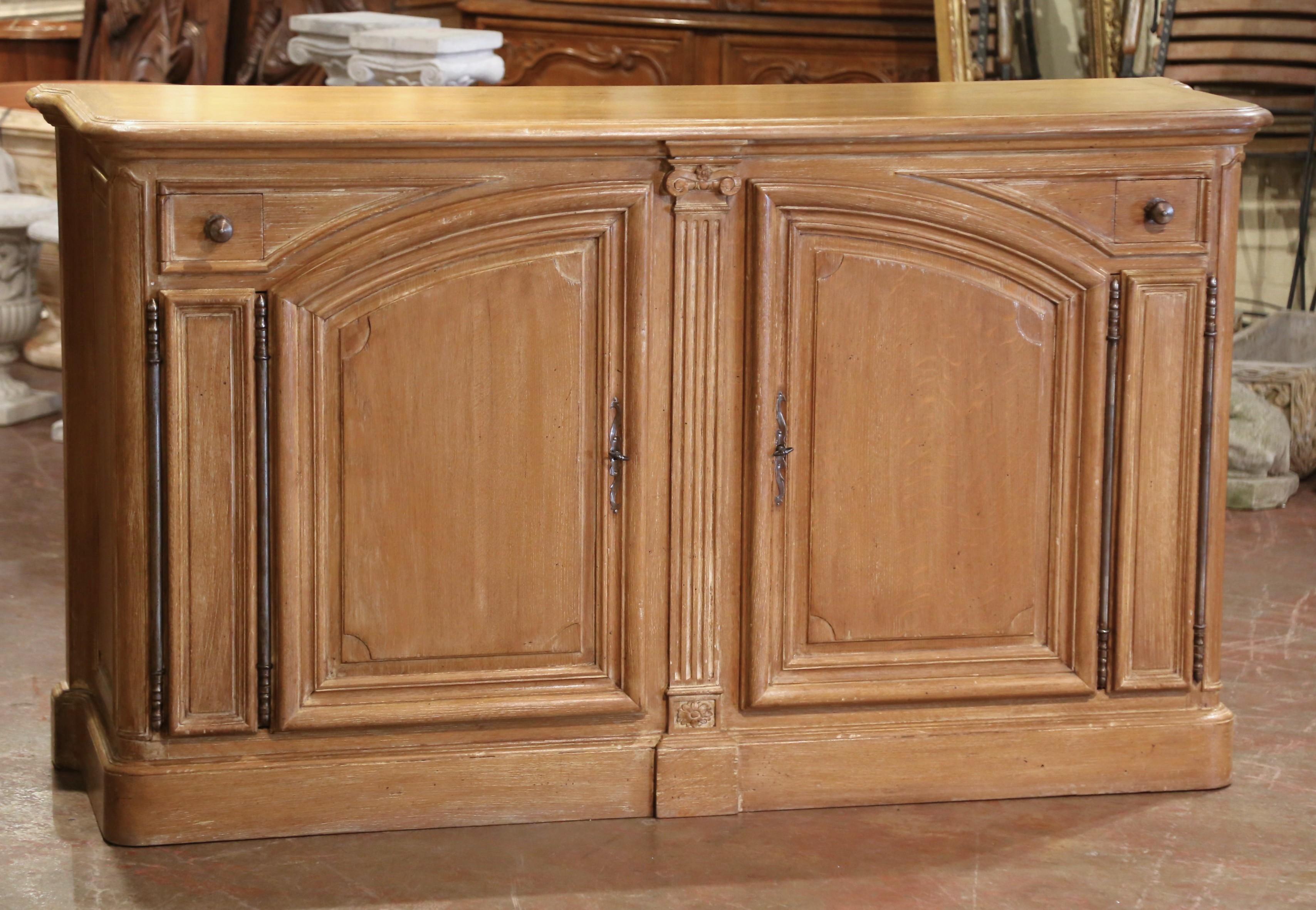 Buffet de Chasse di metà secolo in stile Luigi XIV in Oak Light con cassetti In condizioni ottime in vendita a Dallas, TX