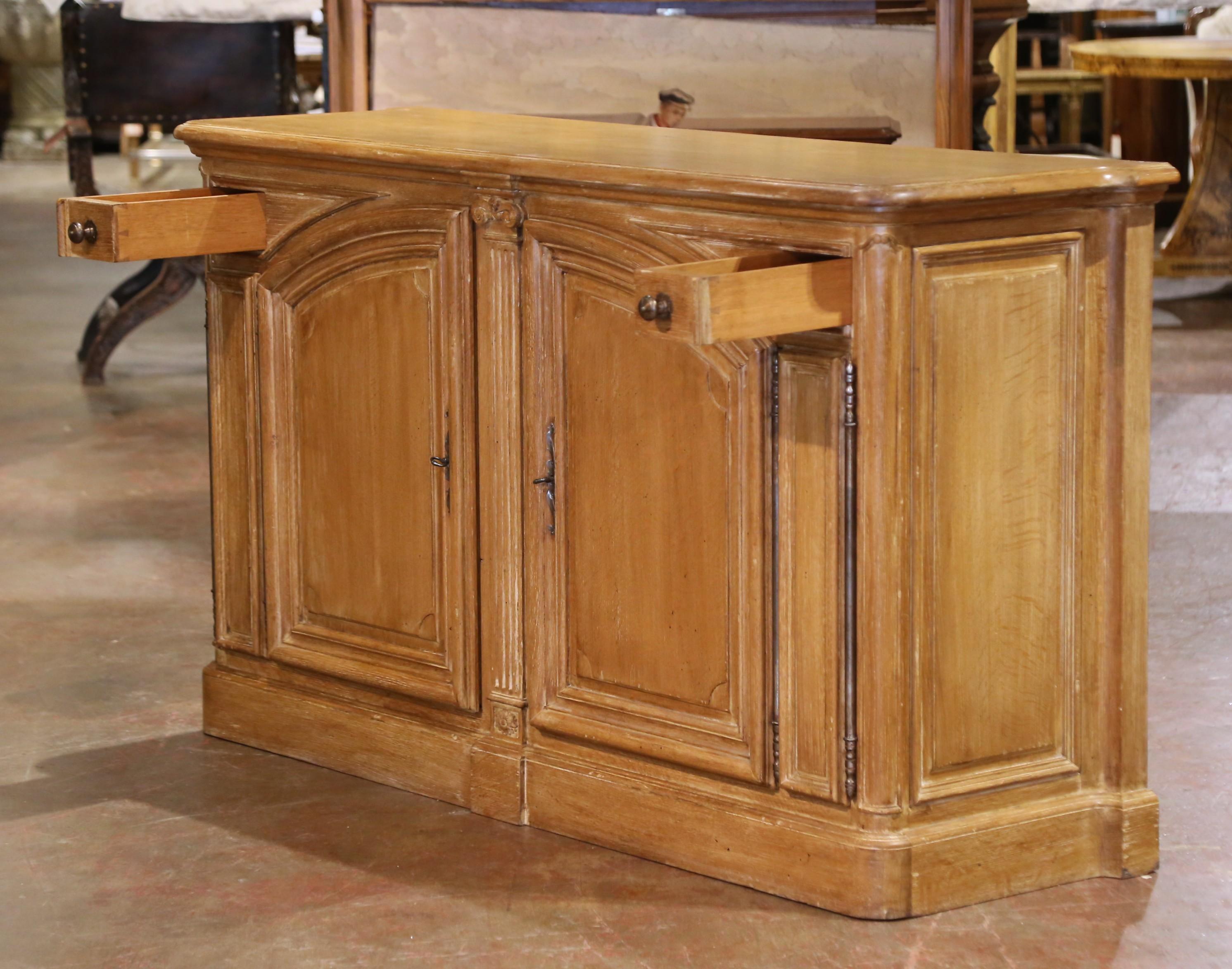 Quercia Buffet de Chasse di metà secolo in stile Luigi XIV in Oak Light con cassetti in vendita