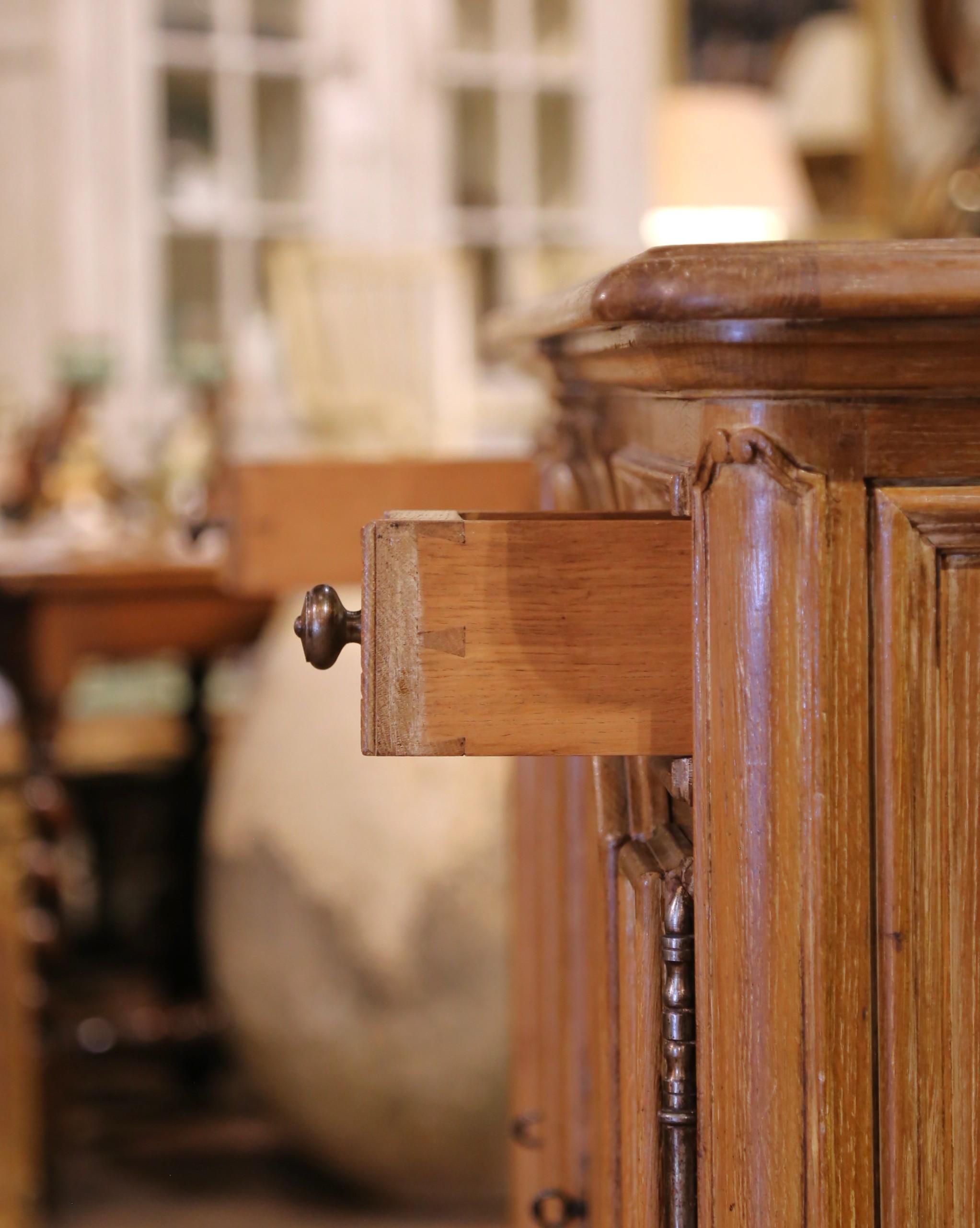Buffet de Chasse di metà secolo in stile Luigi XIV in Oak Light con cassetti in vendita 1