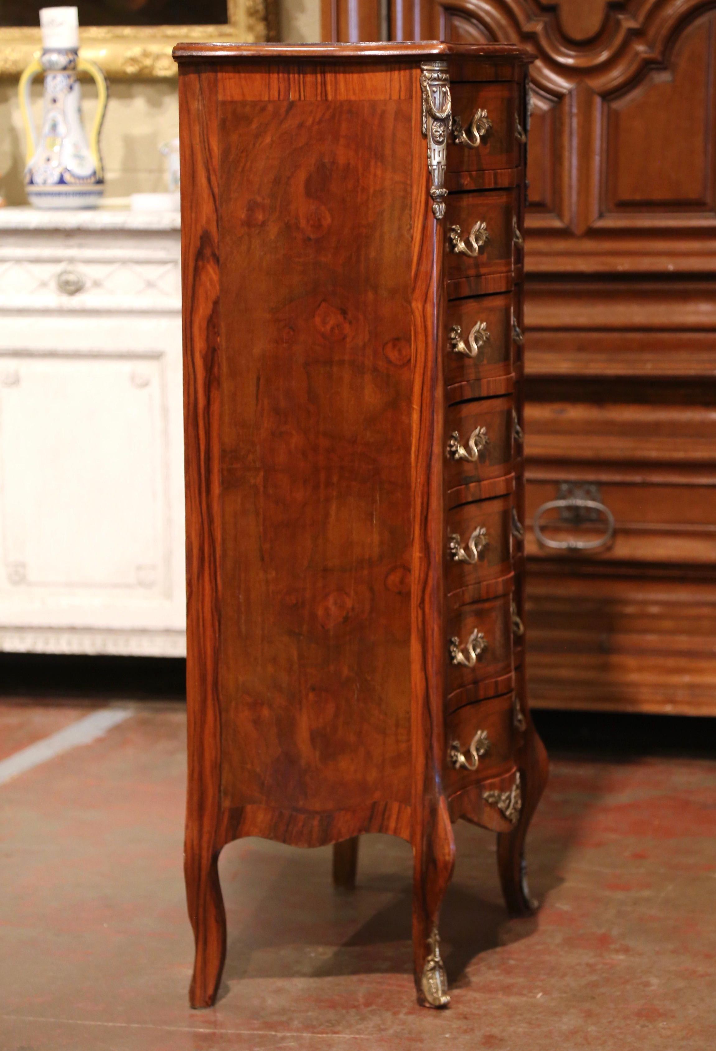 Commode bombée à sept tiroirs en broussin et bois de rose sculpté de style Louis XV du milieu du siècle dernier en vente 3