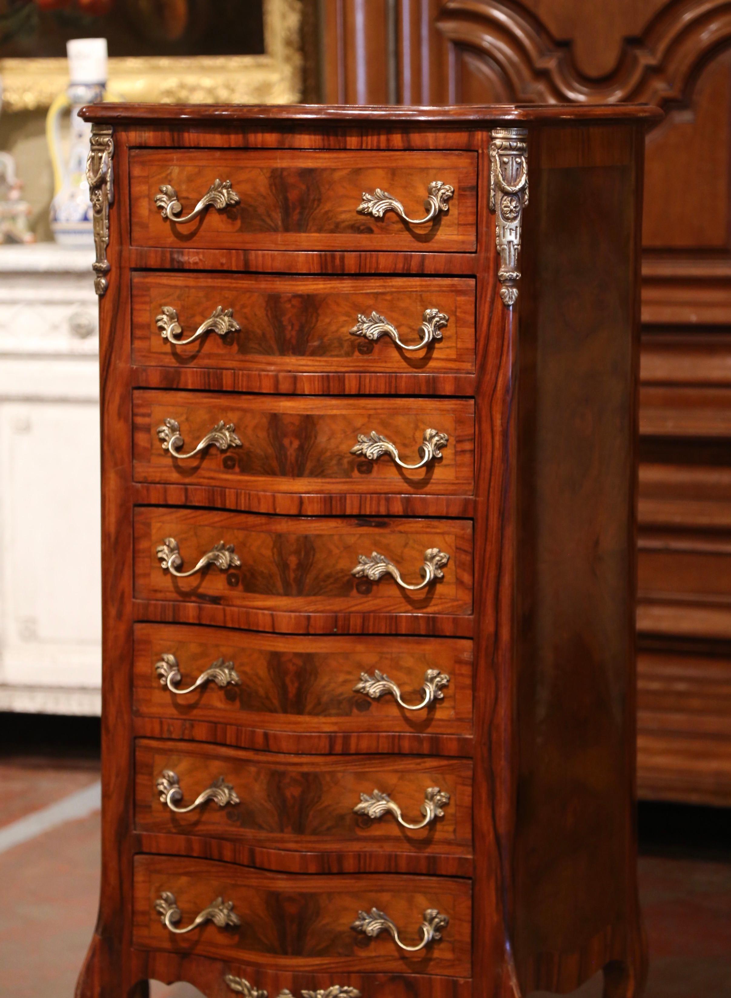 Français Commode bombée à sept tiroirs en broussin et bois de rose sculpté de style Louis XV du milieu du siècle dernier en vente