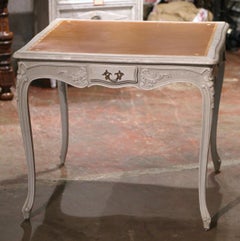 Table de jeu française du milieu du siècle dernier en cuir peint en gris sculpté de style Louis XV