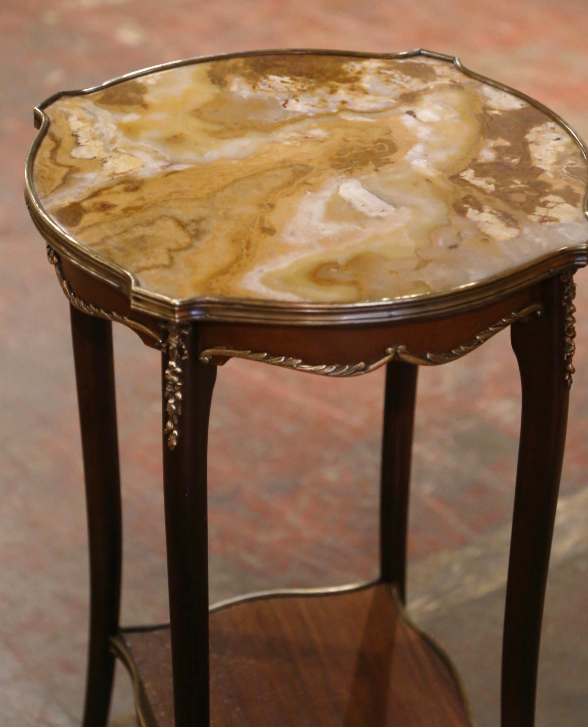 Table d'appoint ovale en bronze et noyer à plateau de marbre Louis XV du milieu du siècle dernier  en vente 3