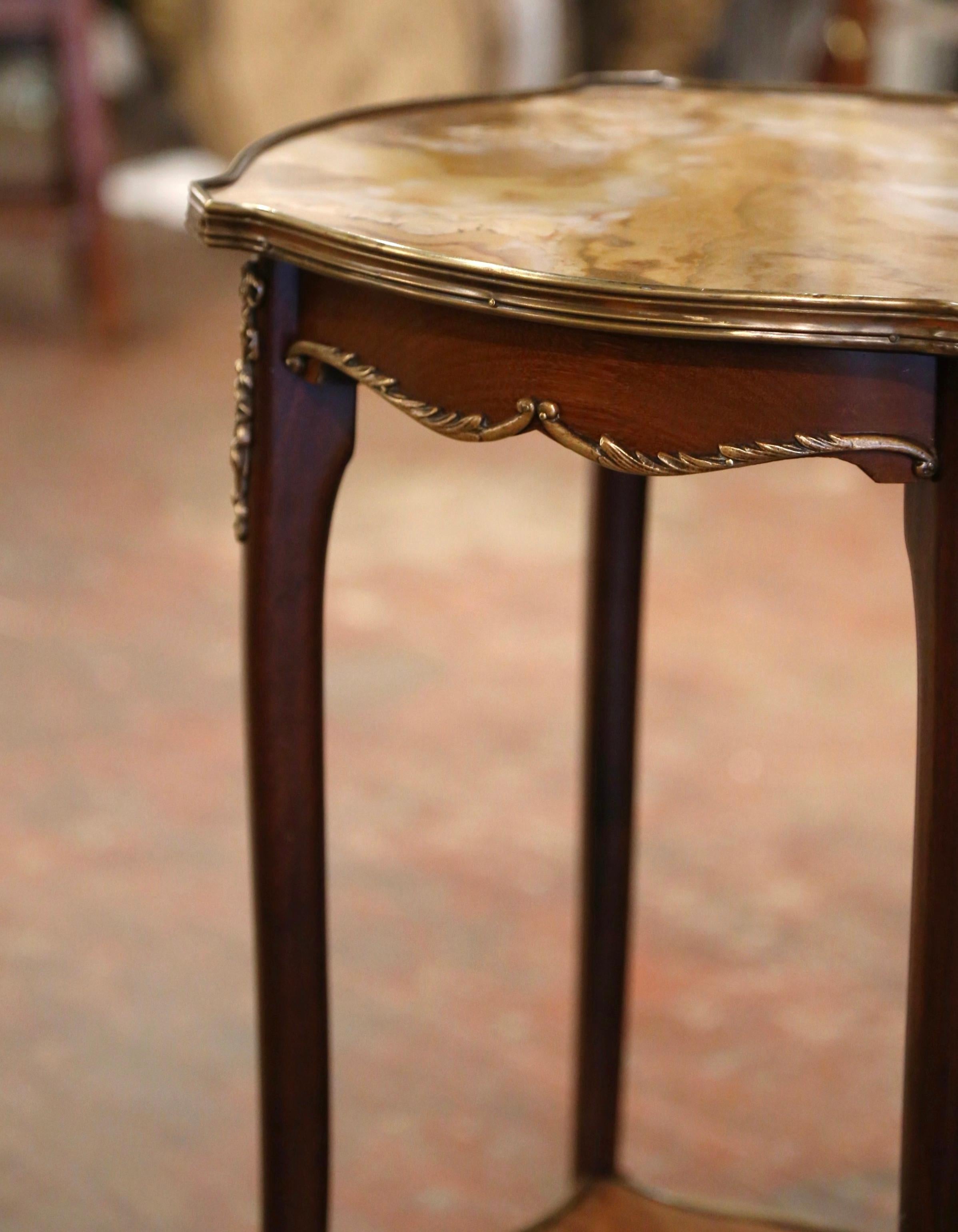 20ième siècle Table d'appoint ovale en bronze et noyer à plateau de marbre Louis XV du milieu du siècle dernier  en vente