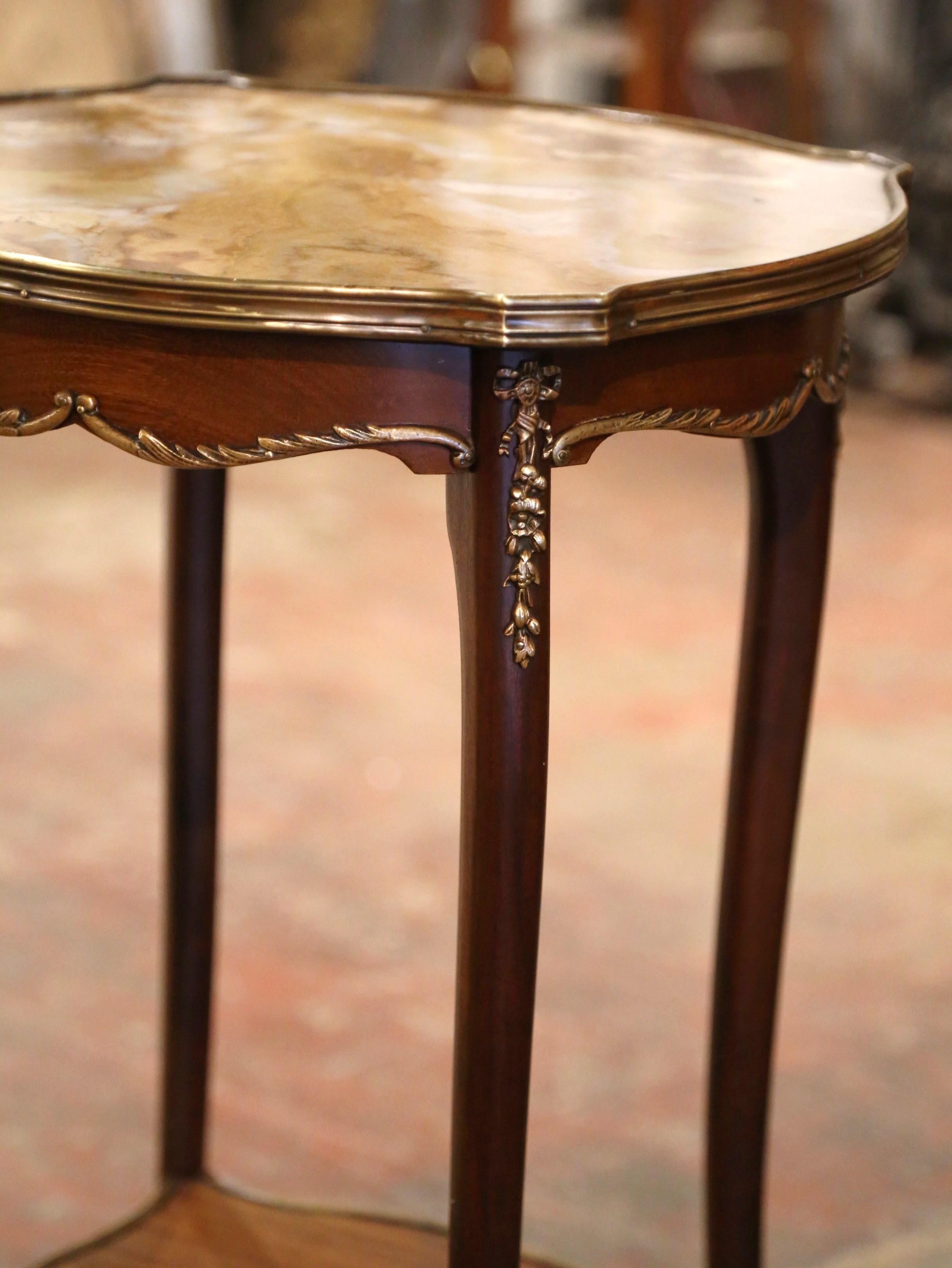 Noyer Table d'appoint ovale en bronze et noyer à plateau de marbre Louis XV du milieu du siècle dernier  en vente