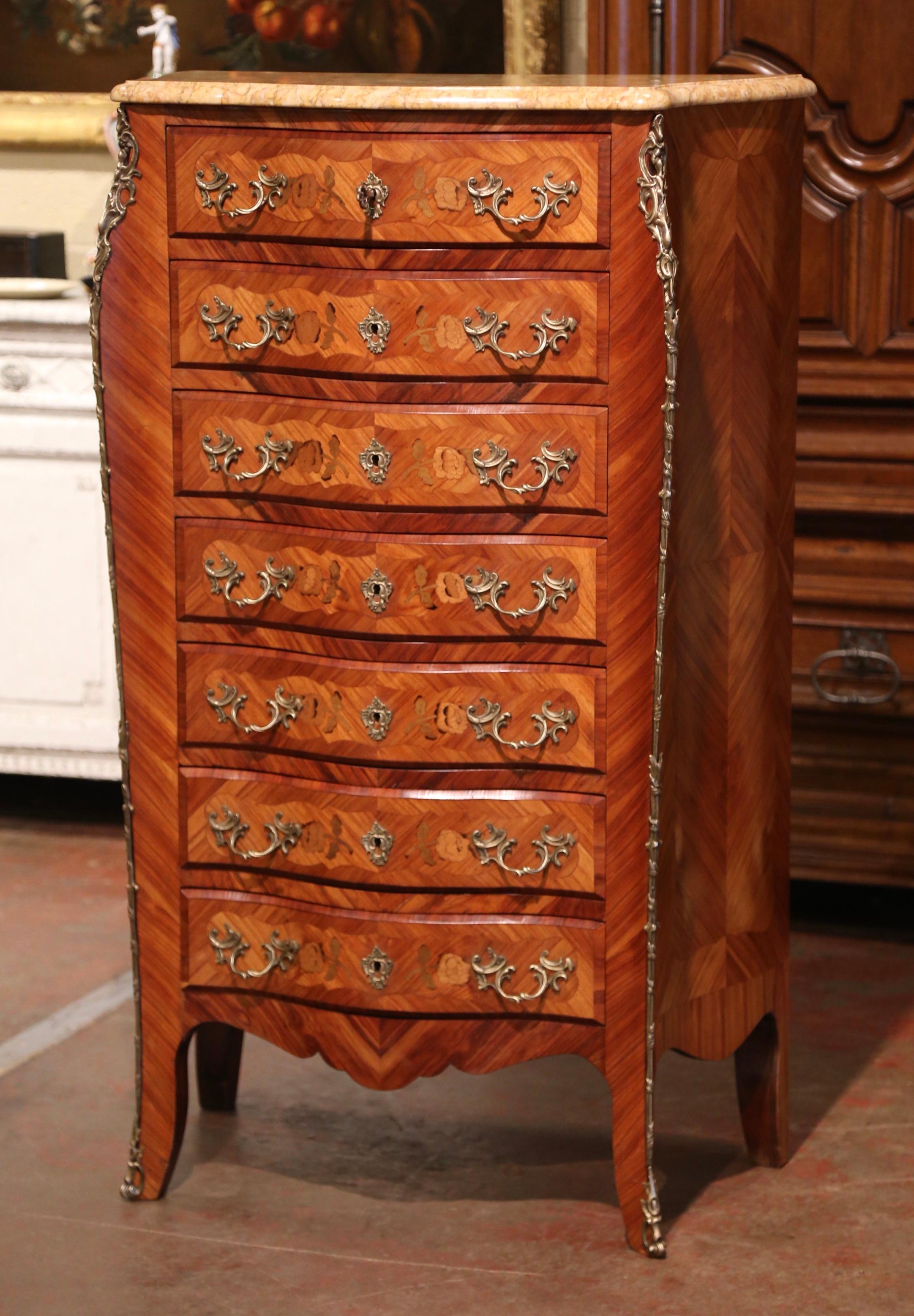 Semainier français bombée à sept tiroirs en marqueterie Louis XV du milieu du siècle dernier avec plateau en marbre Excellent état - En vente à Dallas, TX