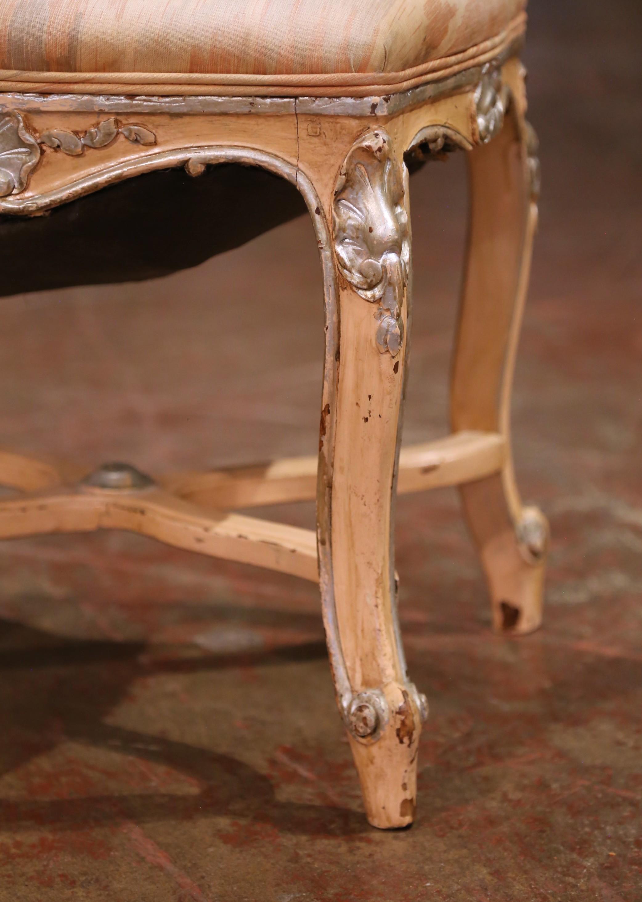 Französischer Louis XV-Hocker mit geschnitzten Muscheln und Bahre aus der Jahrhundertmitte im Zustand „Gut“ im Angebot in Dallas, TX