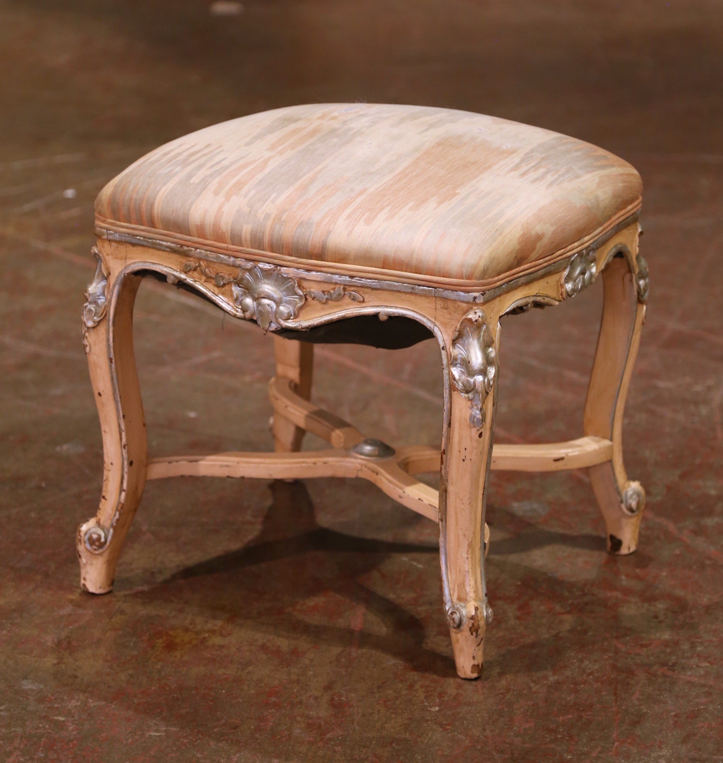 Französischer Louis XV-Hocker mit geschnitzten Muscheln und Bahre aus der Jahrhundertmitte