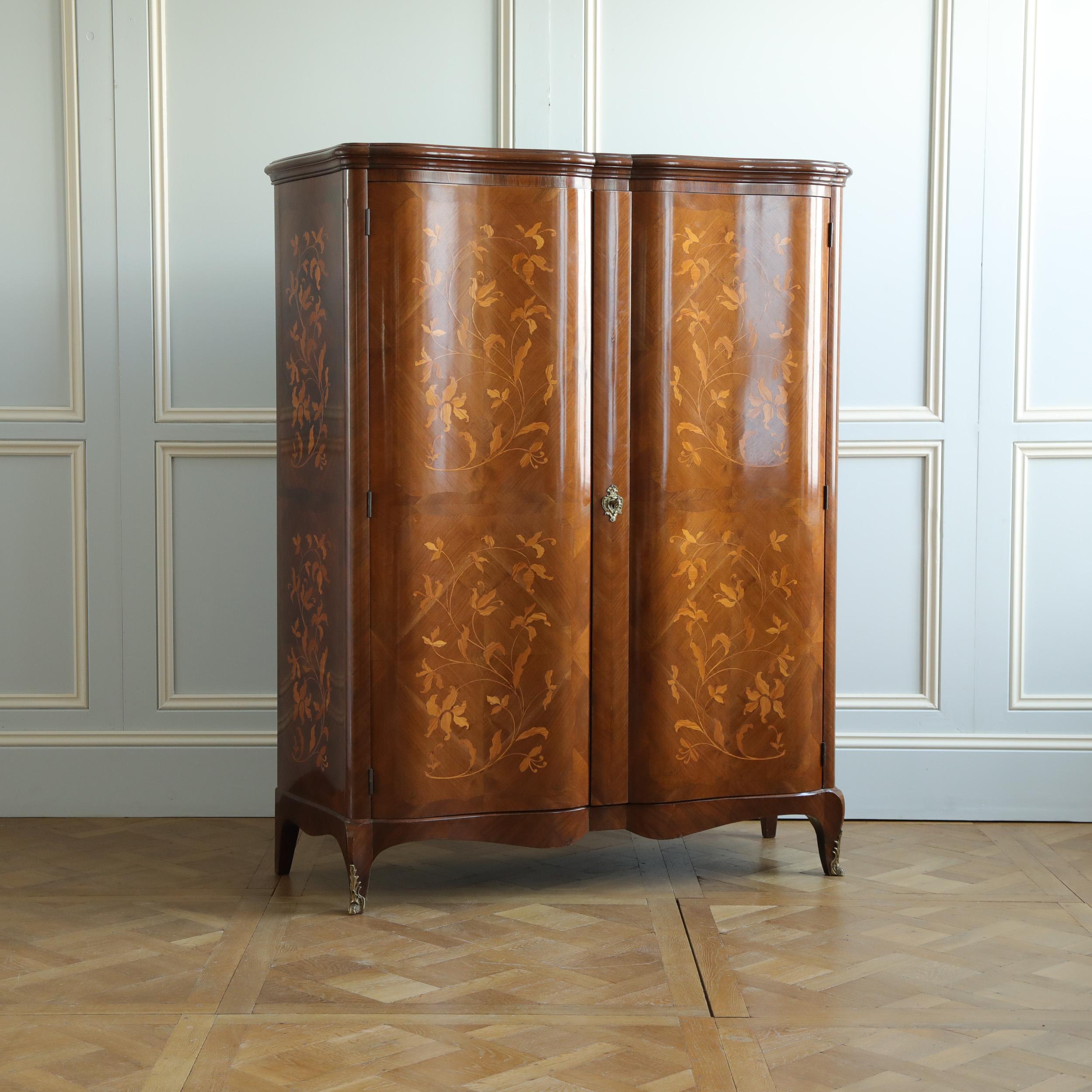 Mid Century French Louis XV Style Armoire Featuring Serpentine Marquetry In Good Condition In London, Park Royal