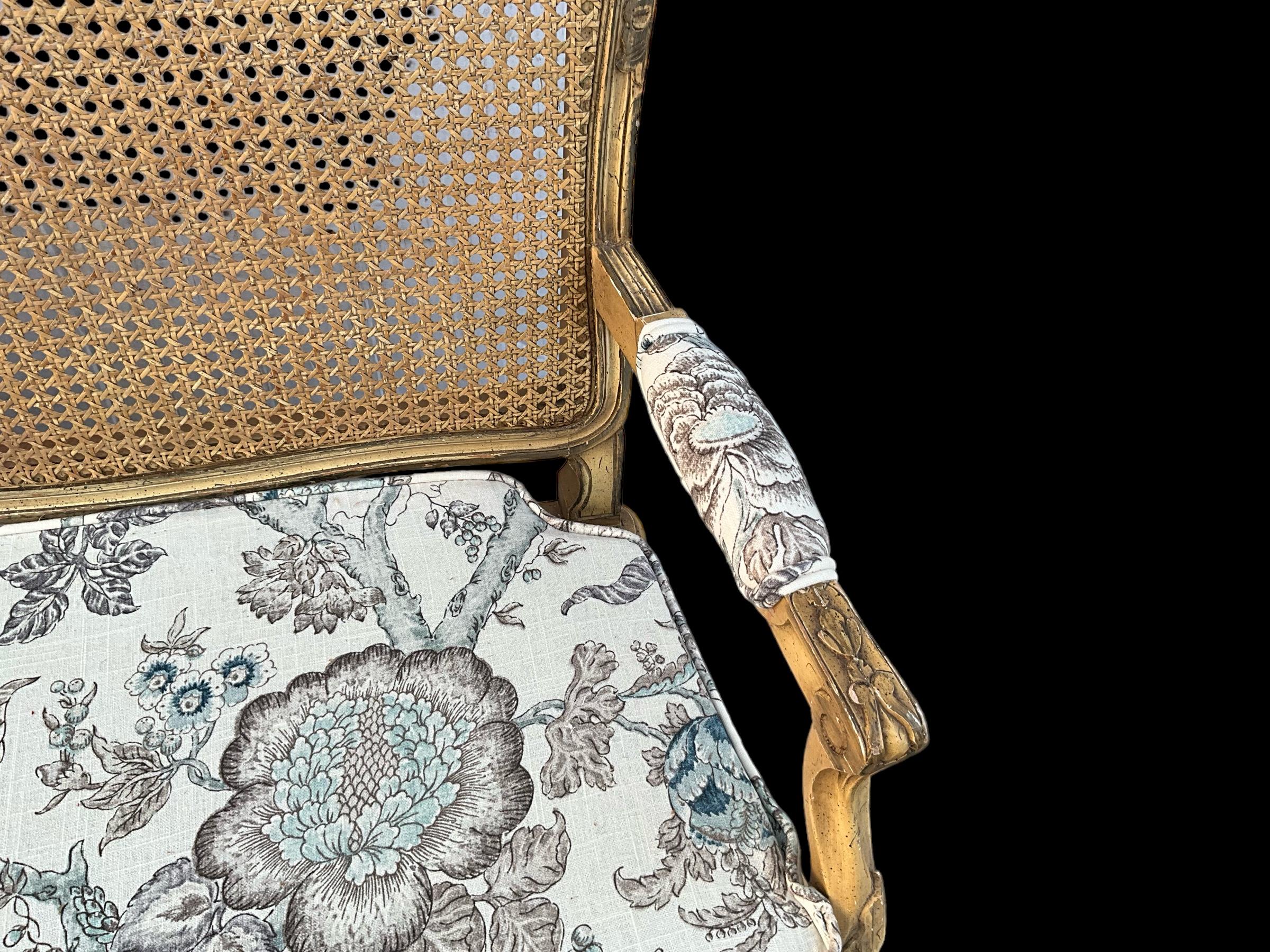 20th Century Mid-Century French Louis XV Style Caned and Carved Settee in Floral Linen For Sale