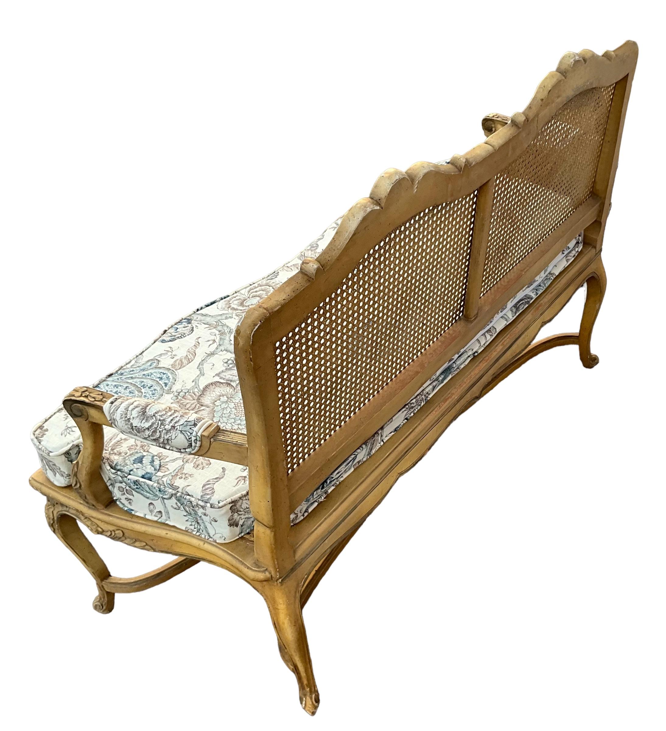 Mid-Century French Louis XV Style Caned and Carved Settee in Floral Linen For Sale 1