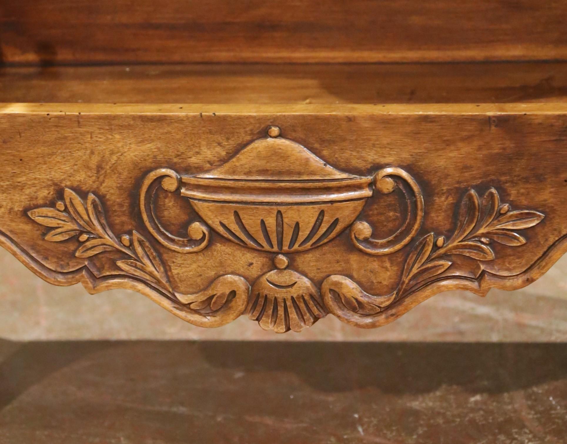 Französischer Louis XV-Estanier aus Nussbaum mit geschnitzten Korb- und Urnenmotiven aus der Jahrhundertmitte im Angebot 4