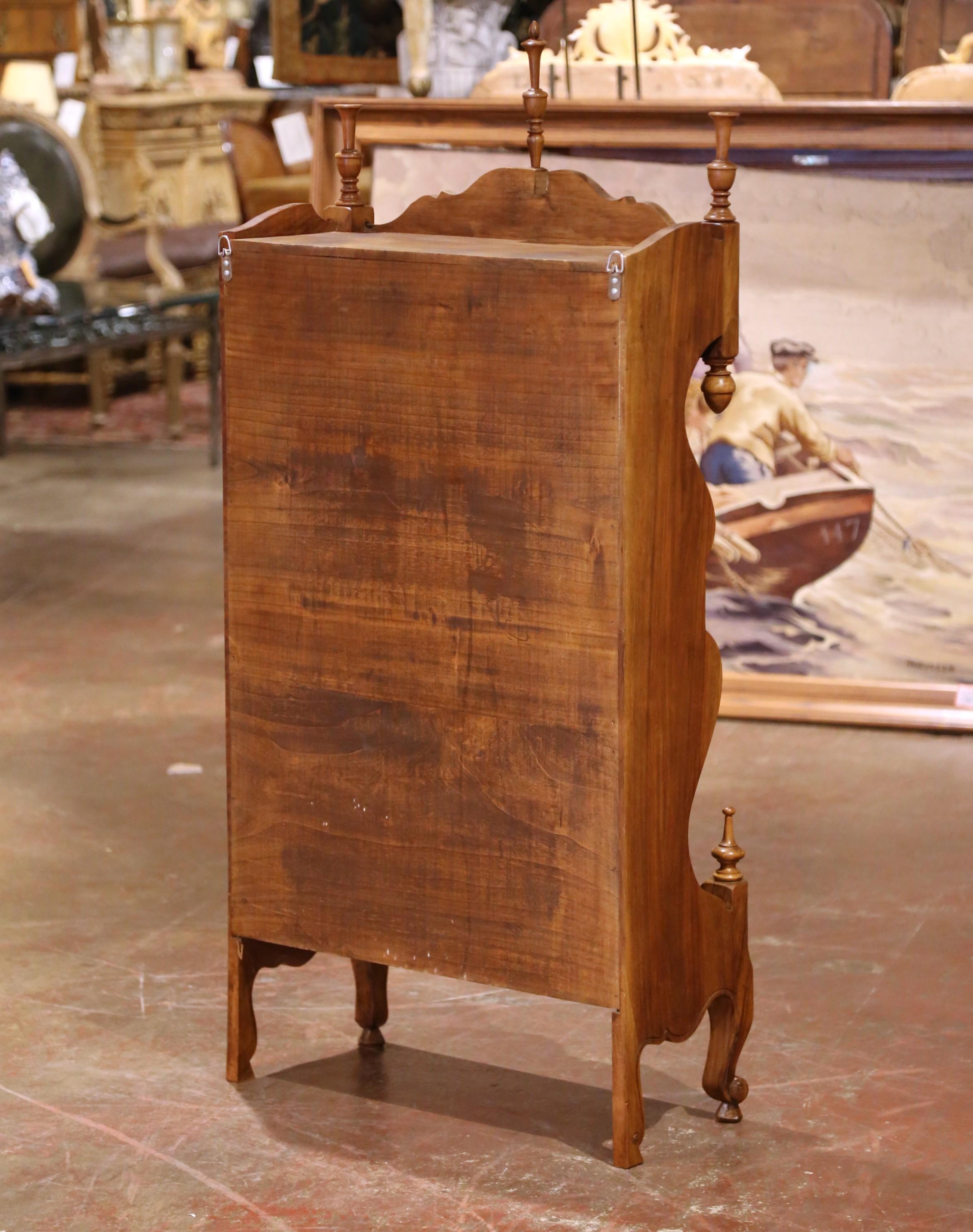 Französischer Louis XV-Estanier aus Nussbaum mit geschnitzten Korb- und Urnenmotiven aus der Jahrhundertmitte im Angebot 5