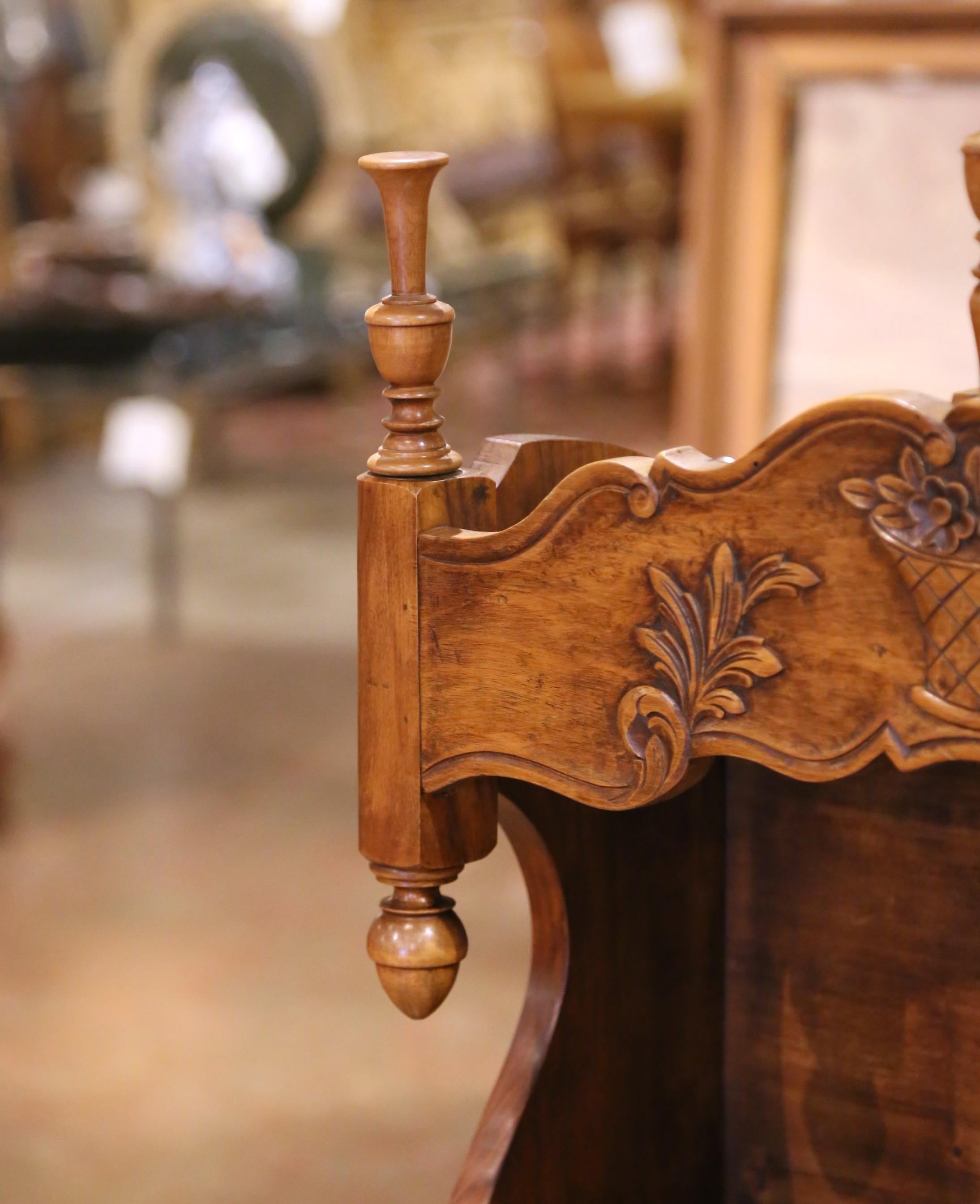 Französischer Louis XV-Estanier aus Nussbaum mit geschnitzten Korb- und Urnenmotiven aus der Jahrhundertmitte im Zustand „Hervorragend“ im Angebot in Dallas, TX
