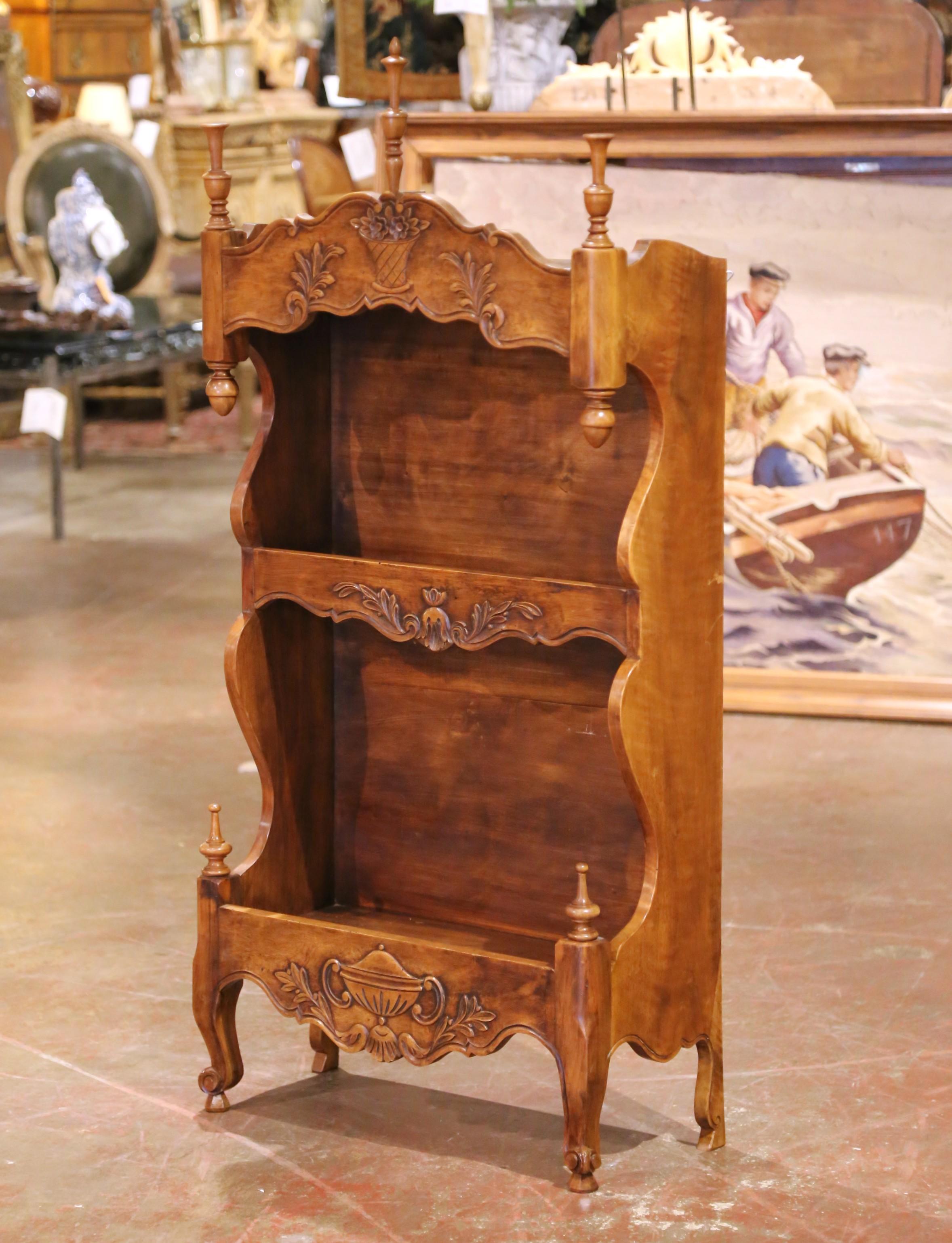 Französischer Louis XV-Estanier aus Nussbaum mit geschnitzten Korb- und Urnenmotiven aus der Jahrhundertmitte (20. Jahrhundert) im Angebot