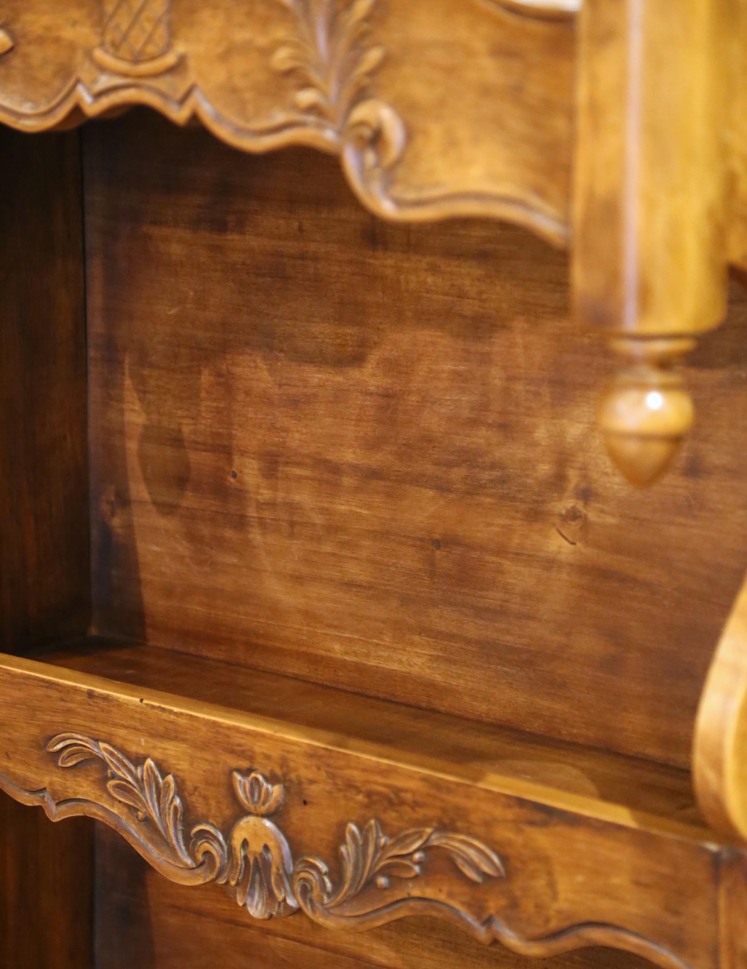Französischer Louis XV-Estanier aus Nussbaum mit geschnitzten Korb- und Urnenmotiven aus der Jahrhundertmitte im Angebot 1