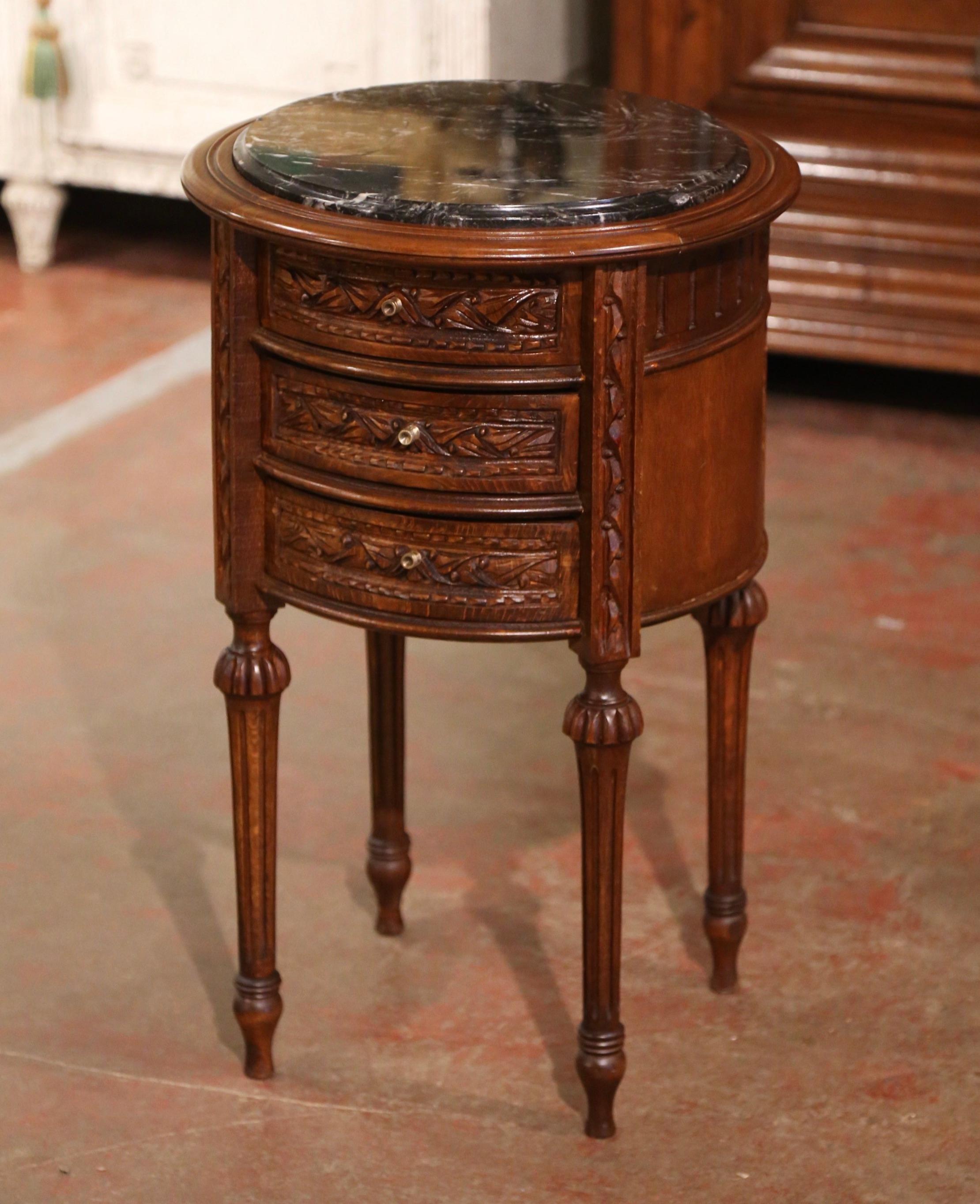 Mid-Century French Louis XVI Black Marble Top Walnut Gueridon Side Table In Excellent Condition In Dallas, TX