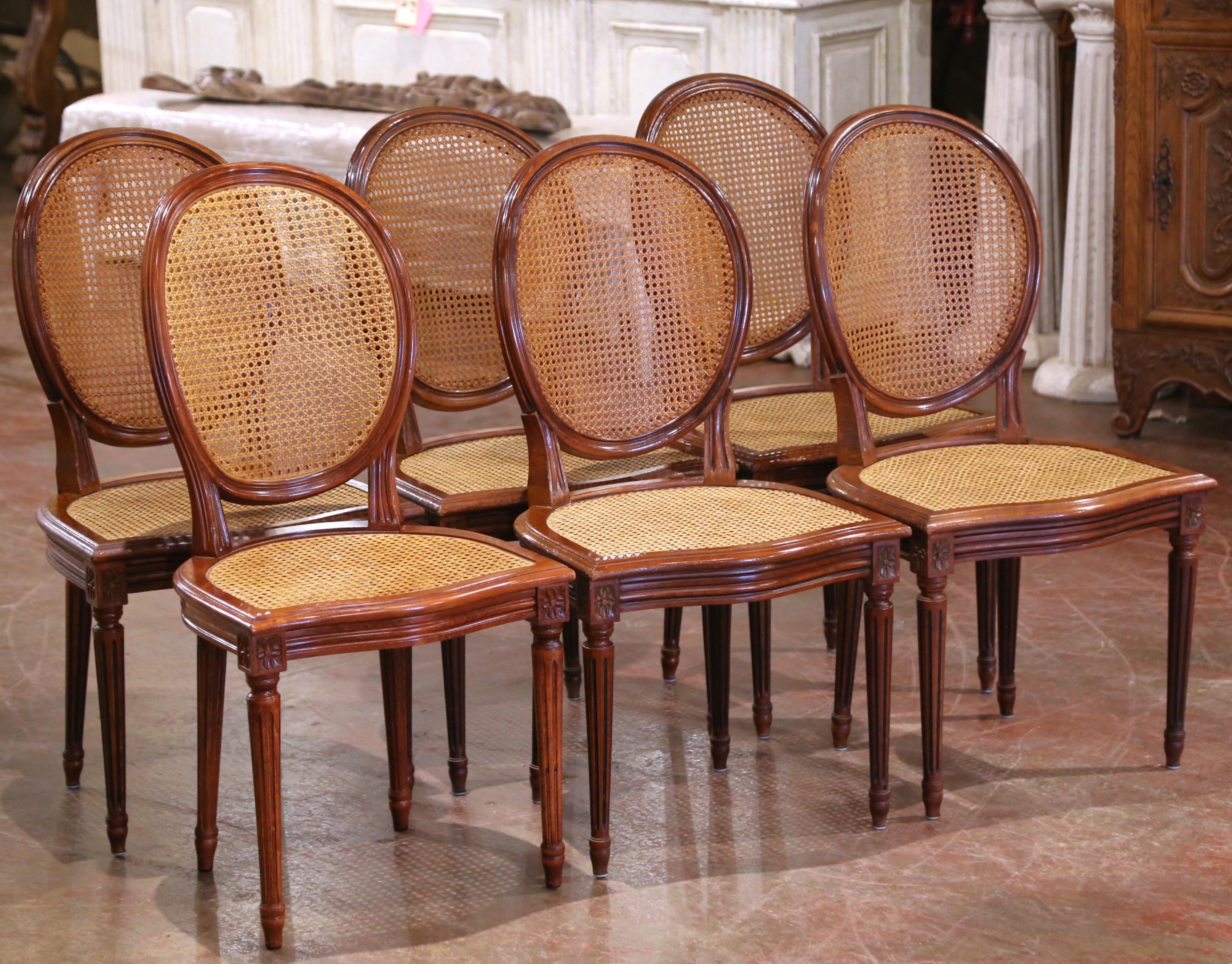 Mid-Century French Louis XVI Carved Walnut and Cane Dining Chairs, Set of Six Excellent état - En vente à Dallas, TX