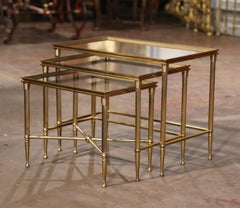 Mesas nido francesas de mediados del siglo XVI estilo Baguès con tapa de cristal y latón