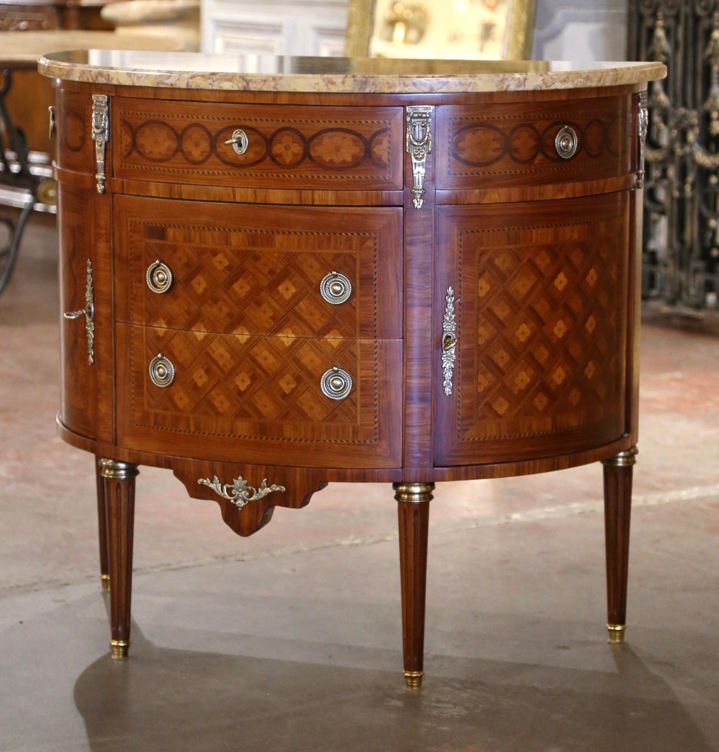 Invita l'eleganza classica francese nella tua casa con questa cassettiera a bombe in legno di frutta in stile Luigi XVI. Realizzato a Parigi, intorno al 1960, in legno di noce con inserti in ormolu, il mobile poggia su gambe scanalate e affusolate,