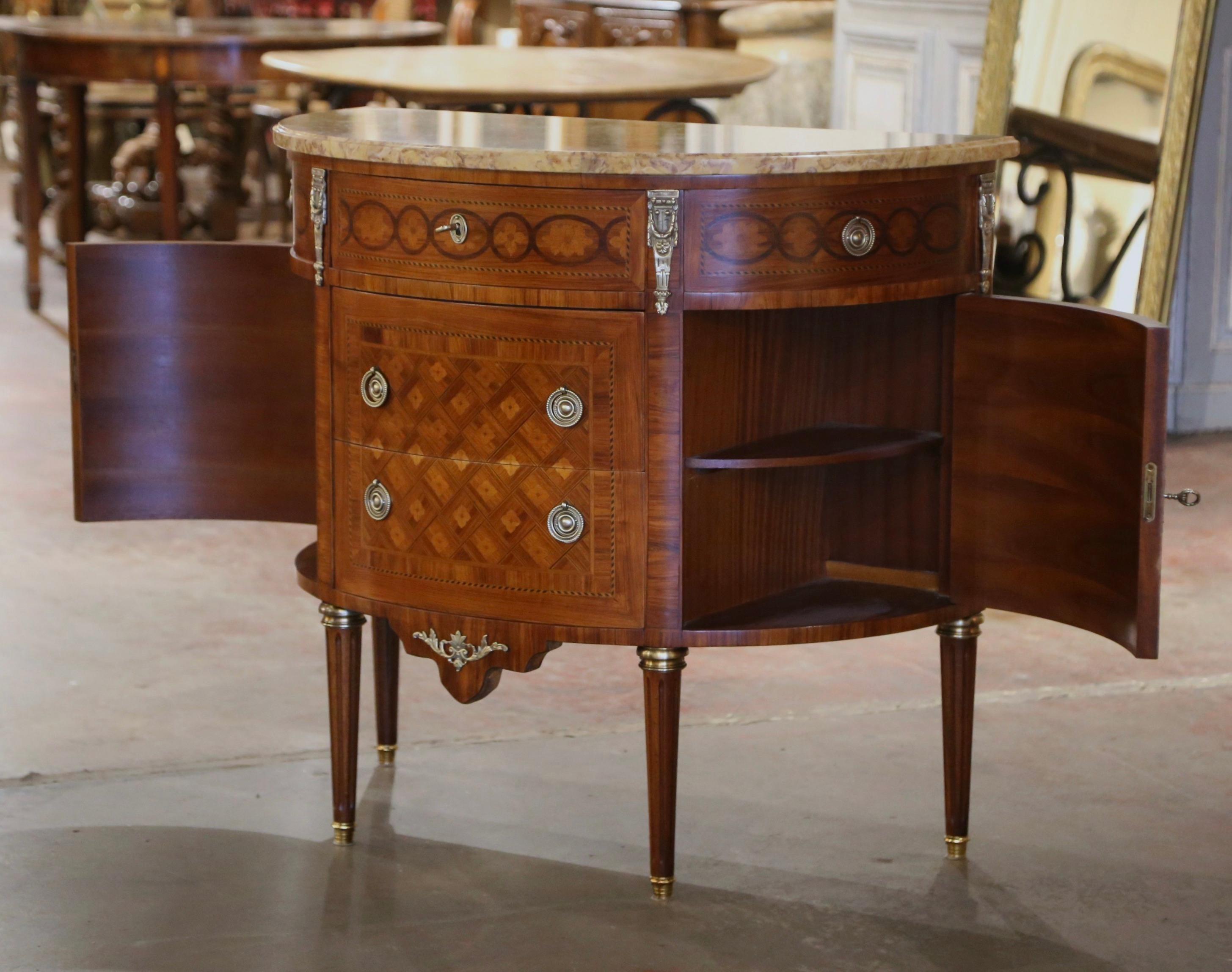 Comò francese Luigi XVI di metà secolo con piano in marmo intagliato in noce Demilune in vendita 1