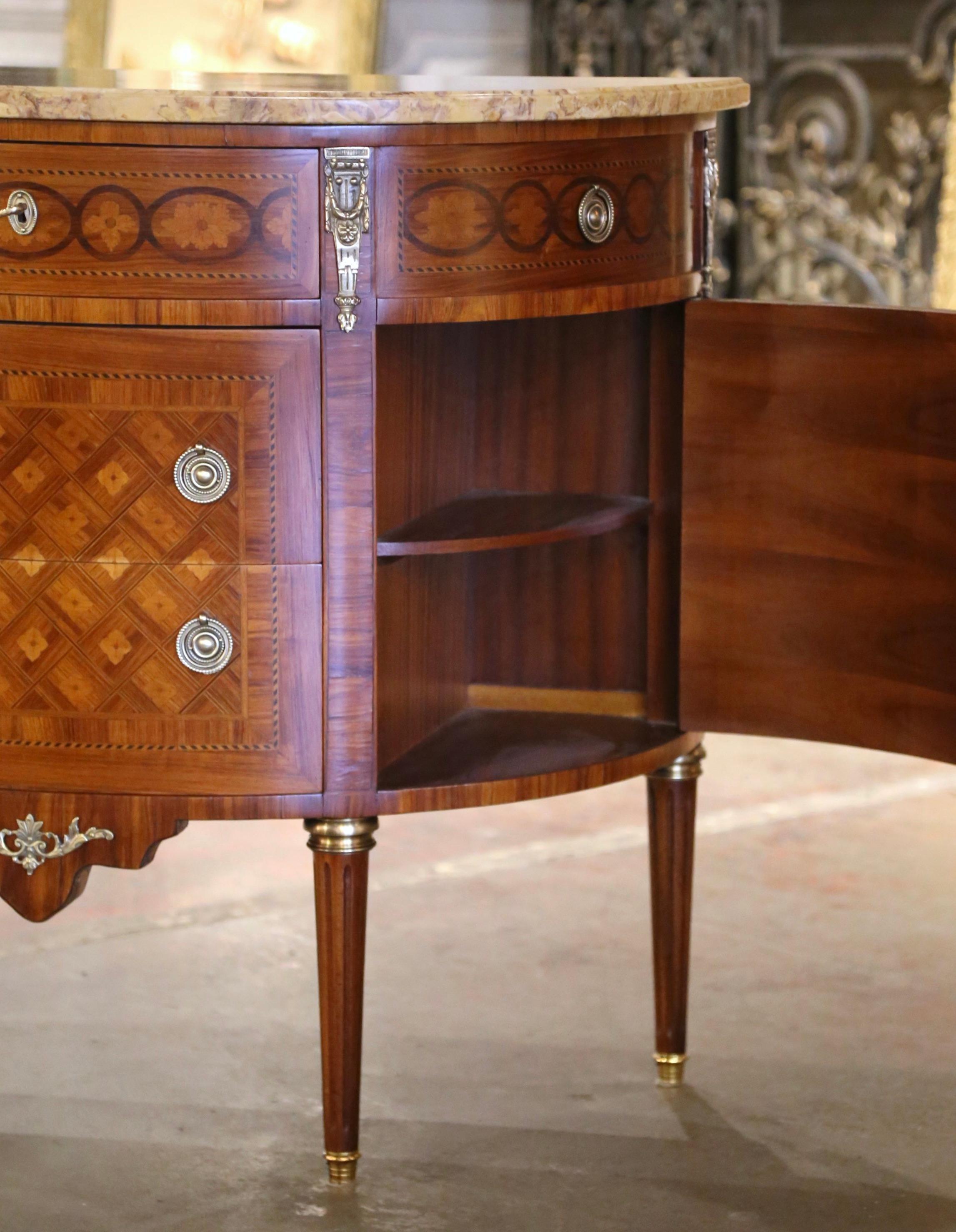 Comò francese Luigi XVI di metà secolo con piano in marmo intagliato in noce Demilune in vendita 2