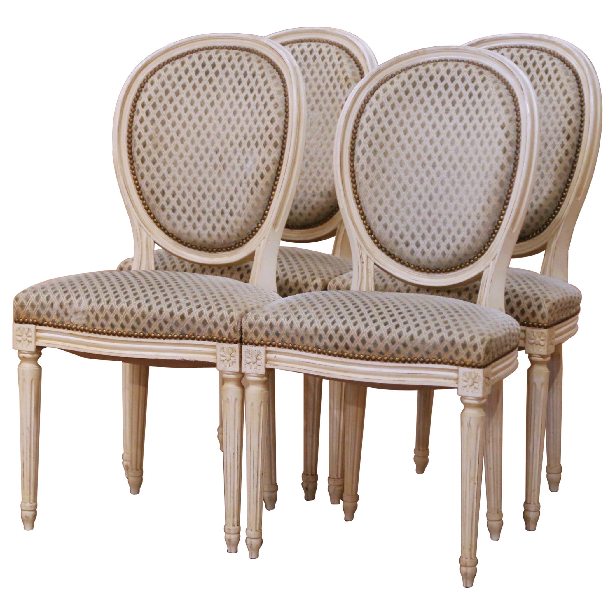 Set di 4 sedie da pranzo francesi in stile Luigi XVI della metà del secolo, verniciate e rivestite in tessuto