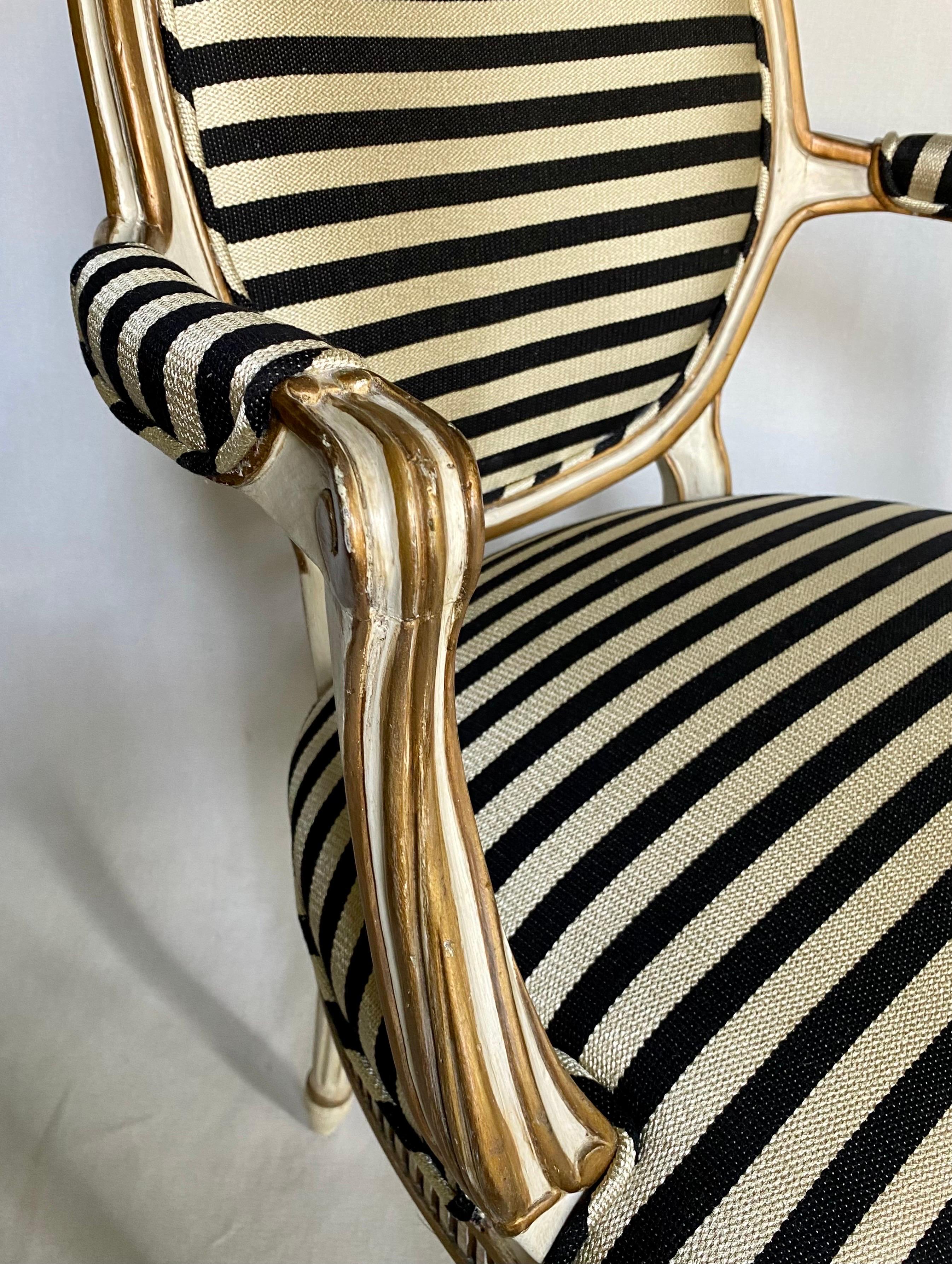 Französischer Louis XVI-Stil vergoldeter gestreifter Sessel aus der Mitte des Jahrhunderts im Angebot 4