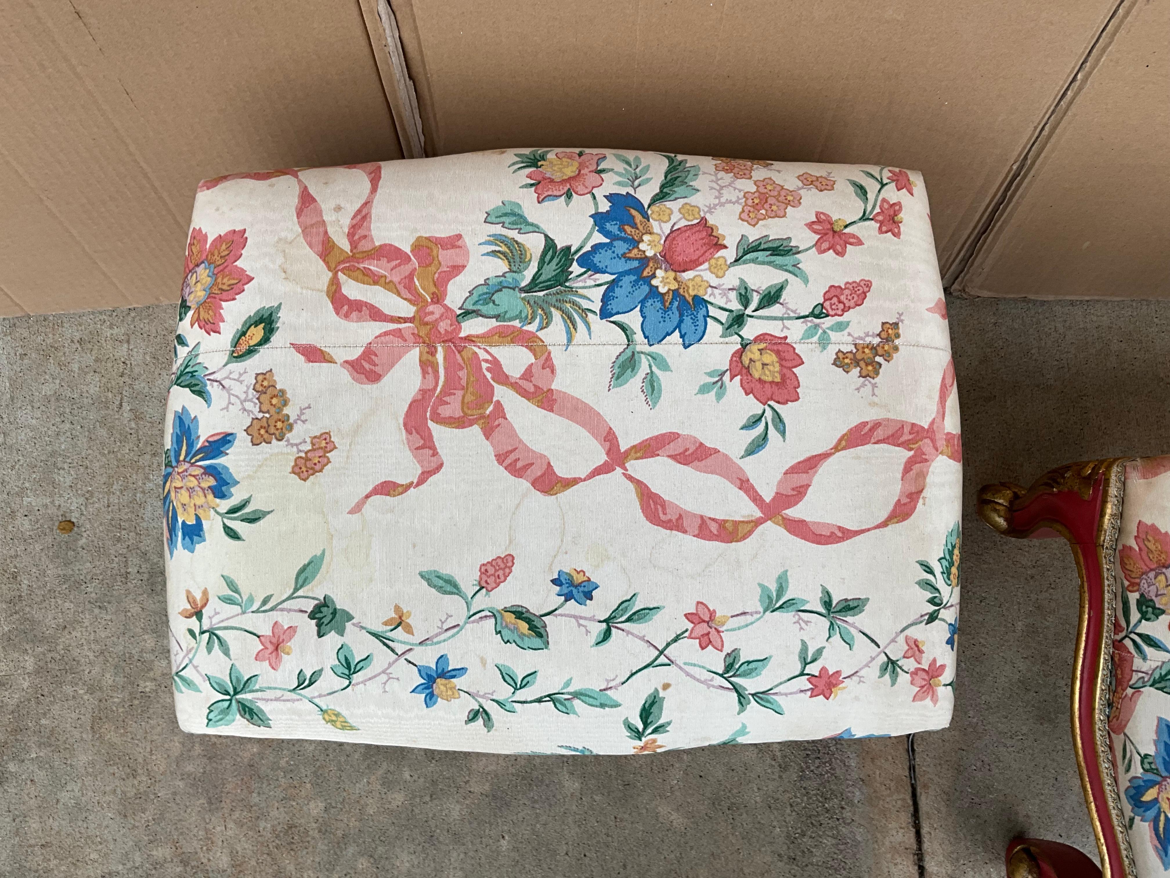 Ottomans / Tabourets vénitiens roses et dorés de style Louis XVI du milieu du siècle - 2 Bon état - En vente à Kennesaw, GA
