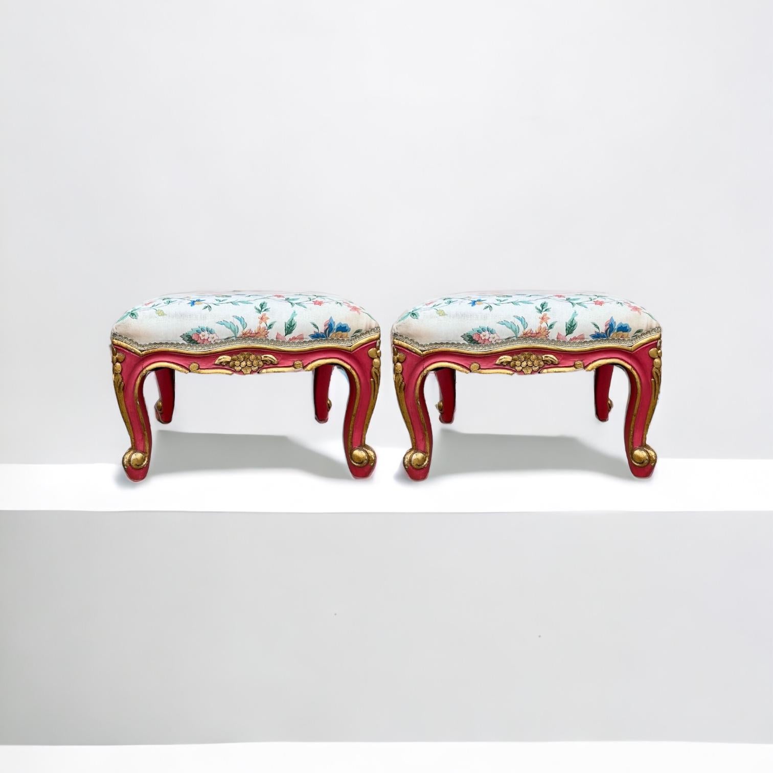 Ottomans / Tabourets vénitiens roses et dorés de style Louis XVI du milieu du siècle - 2 en vente 2