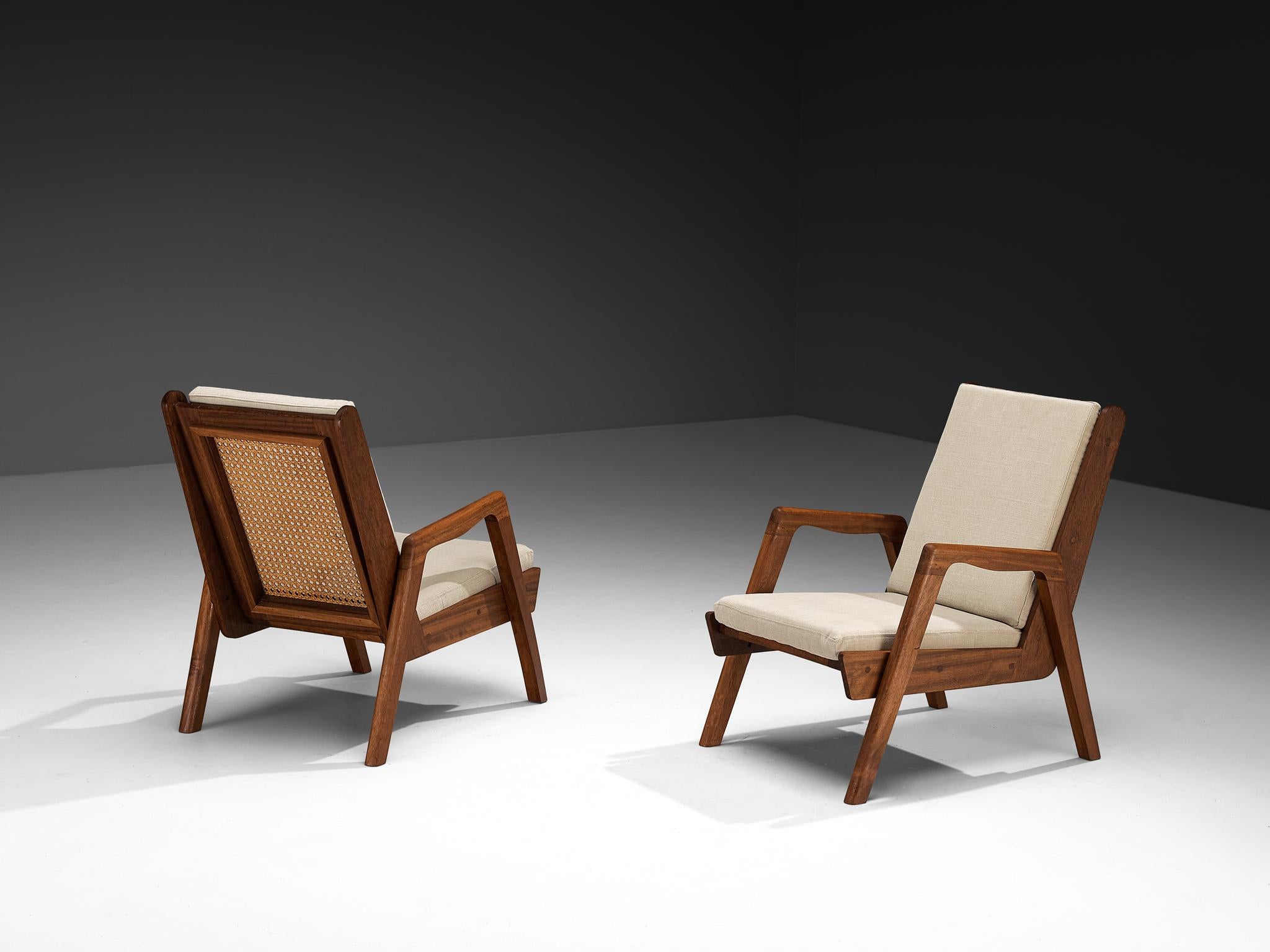 Sillas de salón, madera, ratán, Francia, años 50

Un refinado par de tumbonas francesas de los años 50, que combinan líneas limpias con una cuidada artesanía. Los marcos, fabricados en madera con hermosas vetas y detalles, muestran una sutil