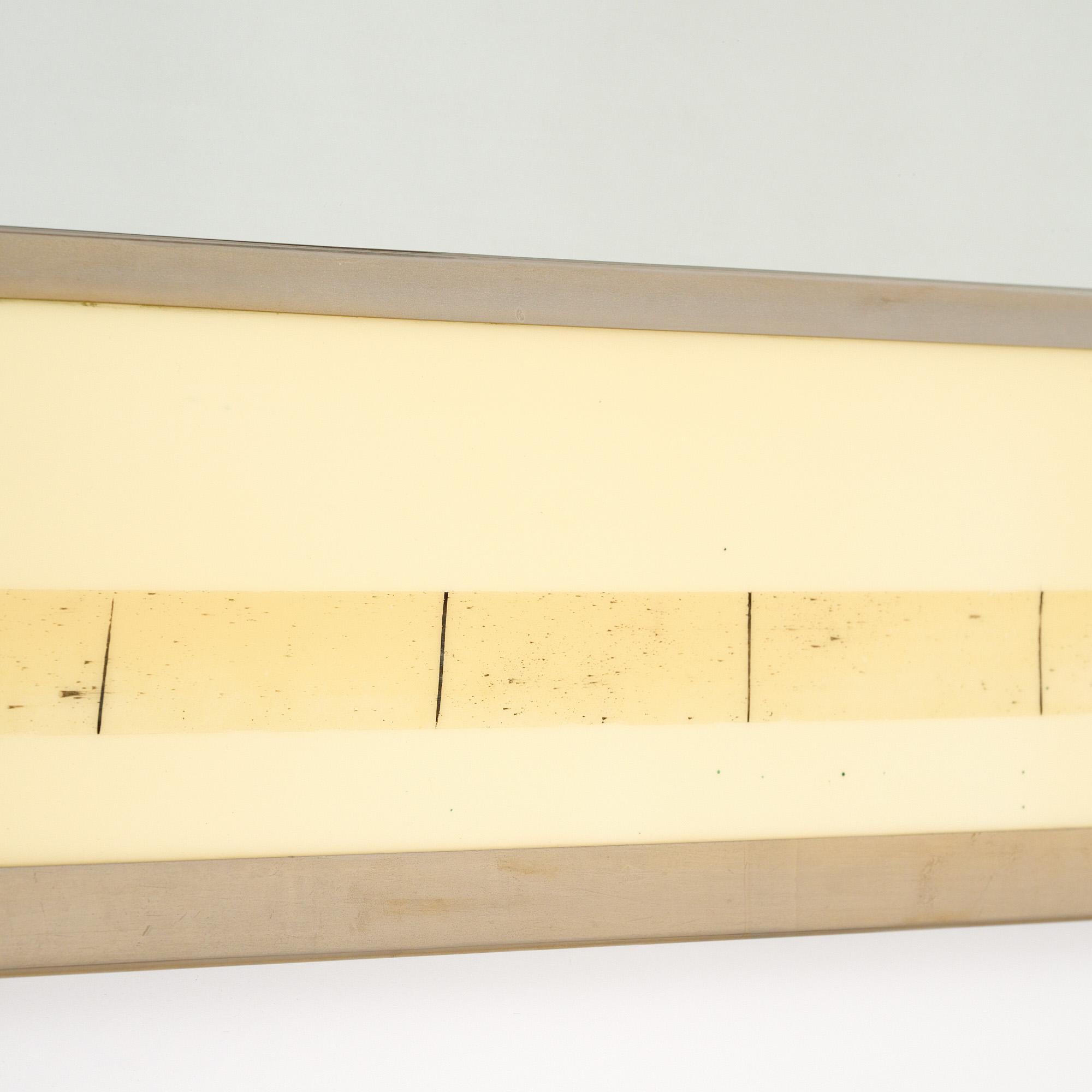 Specchio francese di metà secolo in lucite e cromo in vendita 1