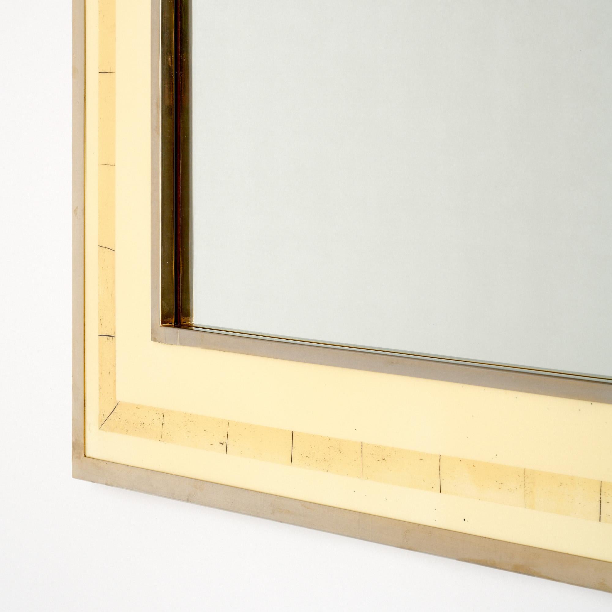 Specchio francese di metà secolo in lucite e cromo in vendita 2