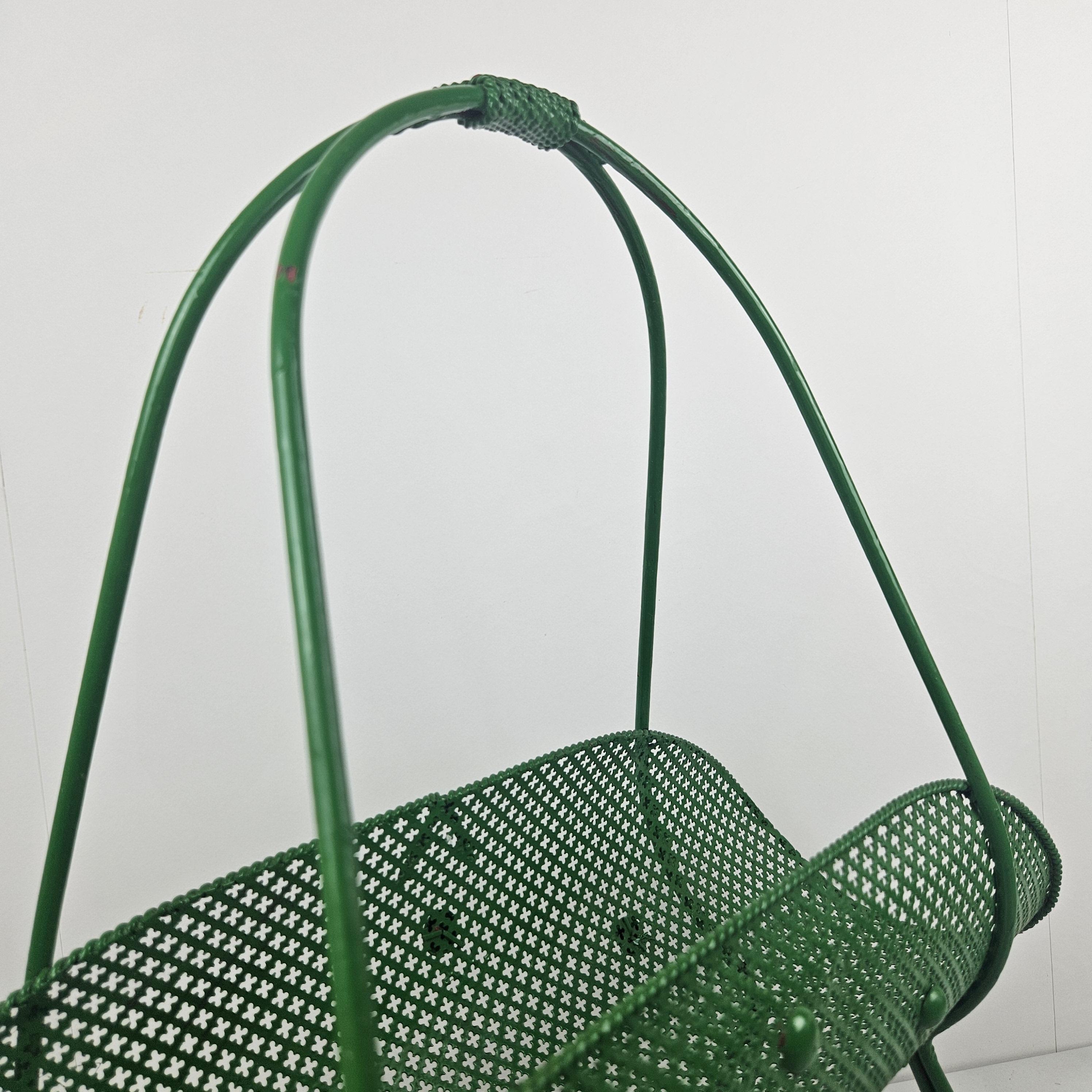 Revistero francés de mediados de siglo en metal lacado verde, años 50 en venta 6