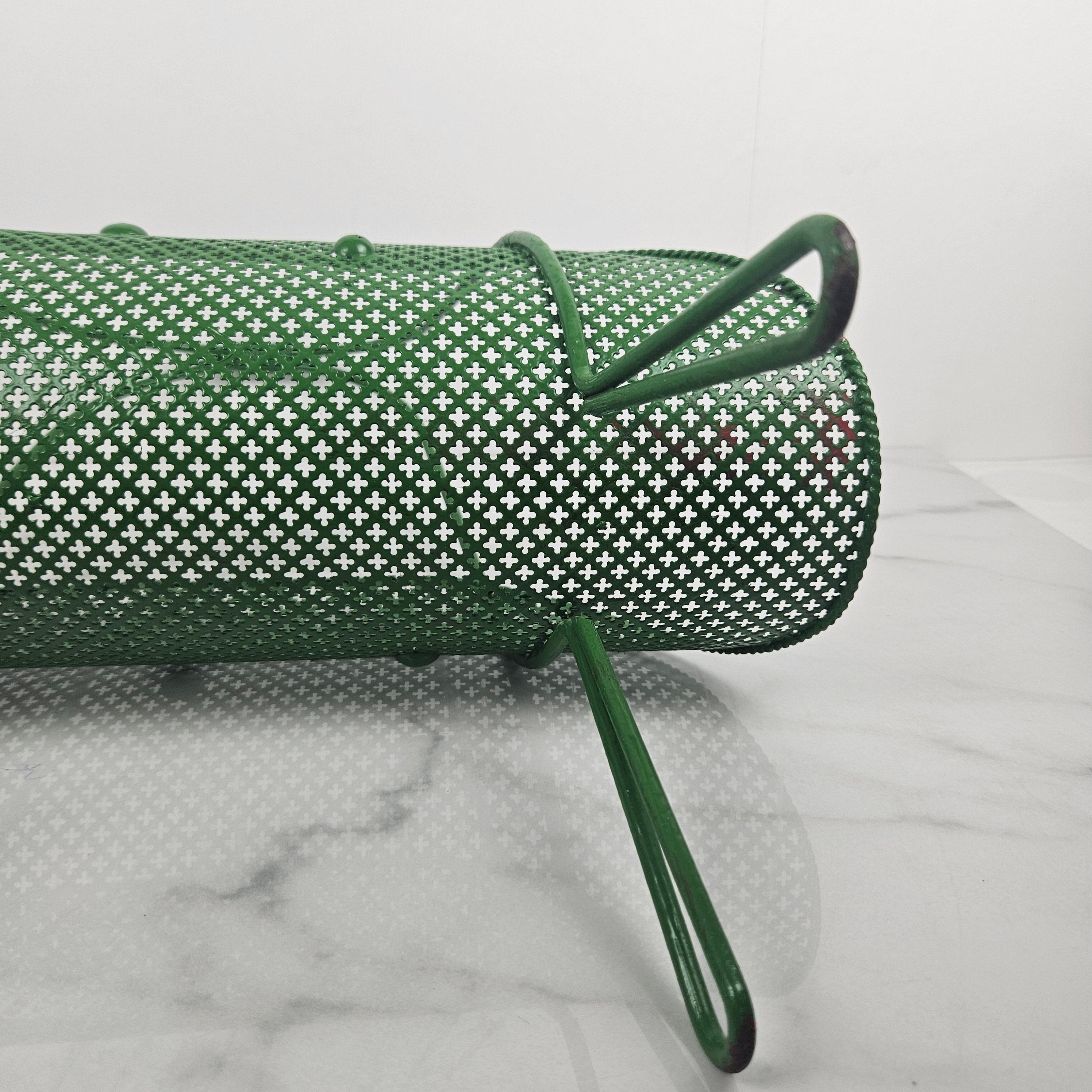 Revistero francés de mediados de siglo en metal lacado verde, años 50 en venta 9