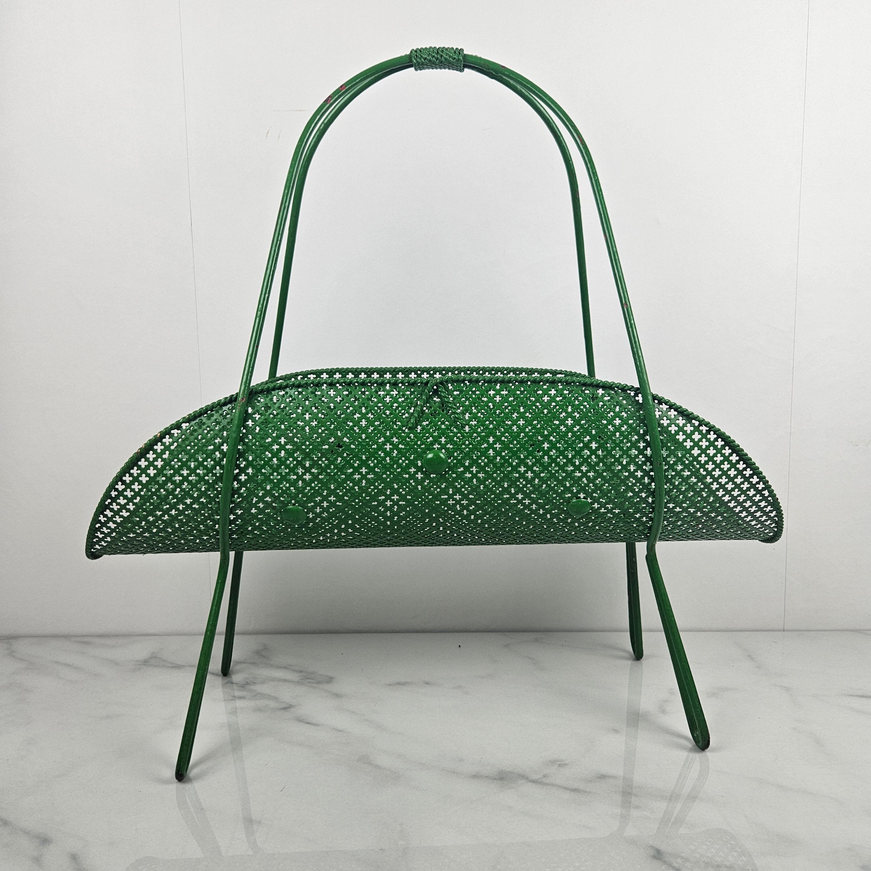 Precioso y muy bonito revistero fabricado en Francia a finales de los años 50.

Es de metal lacado, de color verde.
Fíjate en los bonitos detalles.

Está en muy buen estado, con las huellas normales del uso (ver fotos).

Trabajamos con