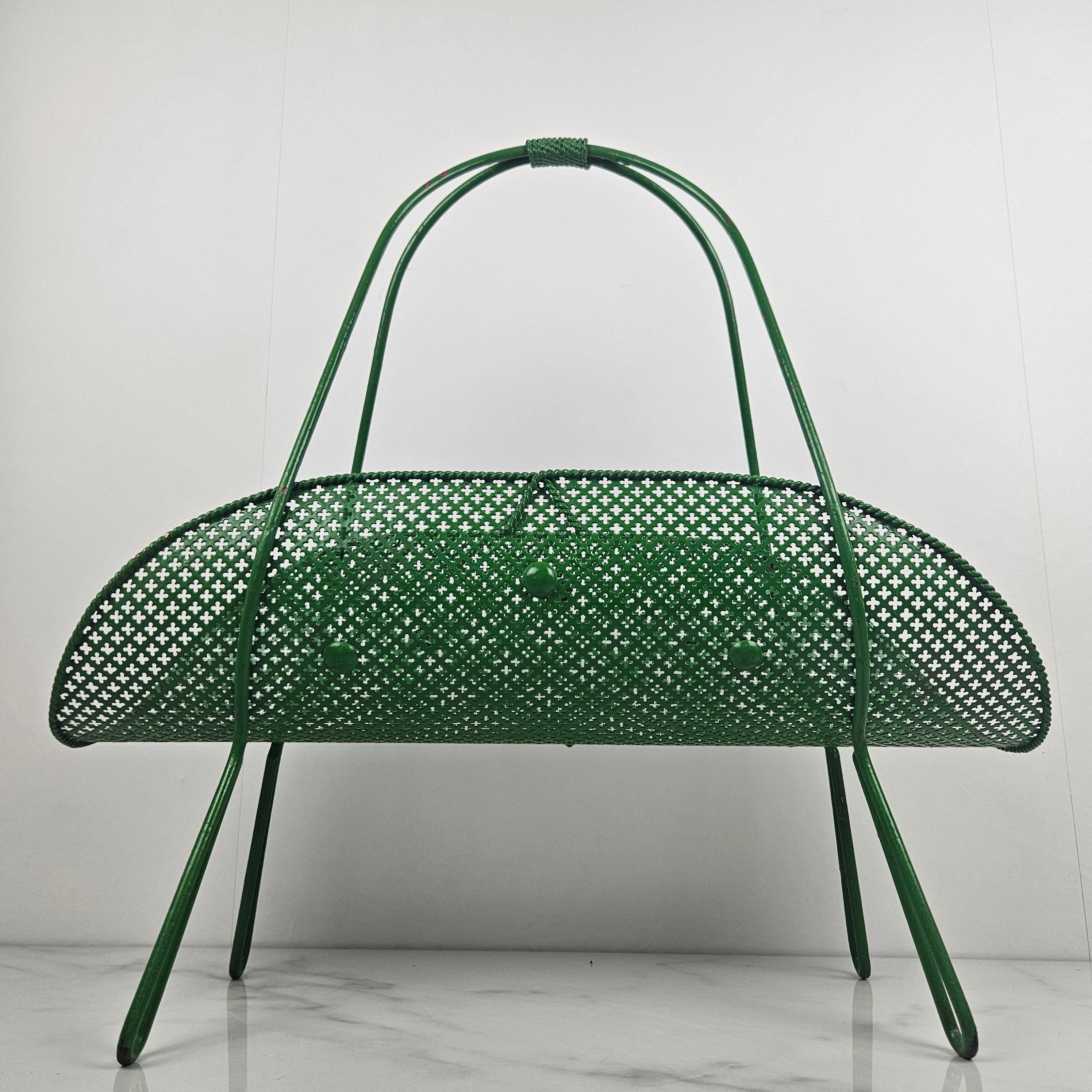 Revistero francés de mediados de siglo en metal lacado verde, años 50 Moderno de mediados de siglo en venta