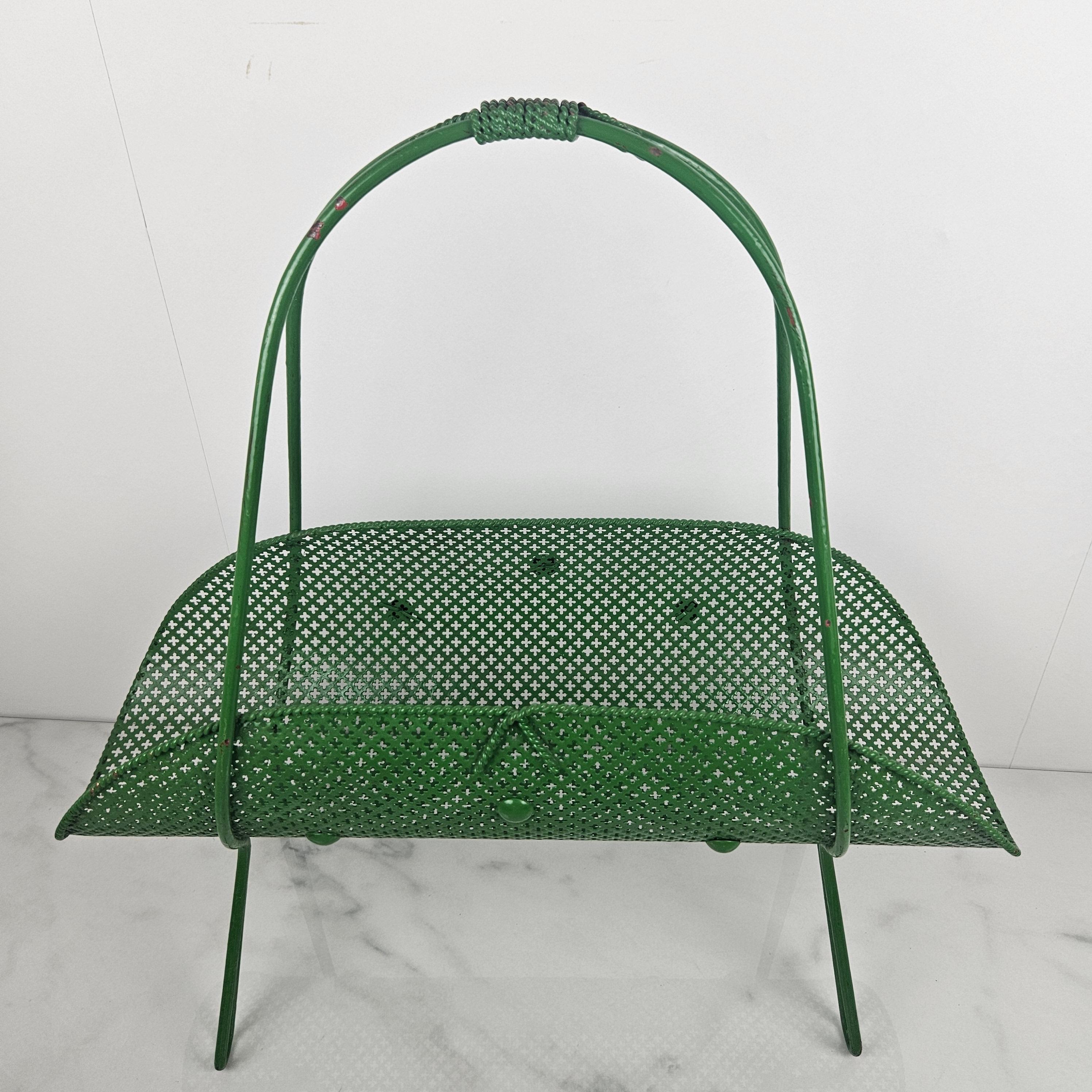 Revistero francés de mediados de siglo en metal lacado verde, años 50 en venta 1