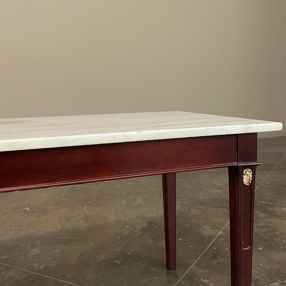 Table basse de style directoire en acajou franais du milieu du sicle avec plateau en marbre de Carrara en vente 3