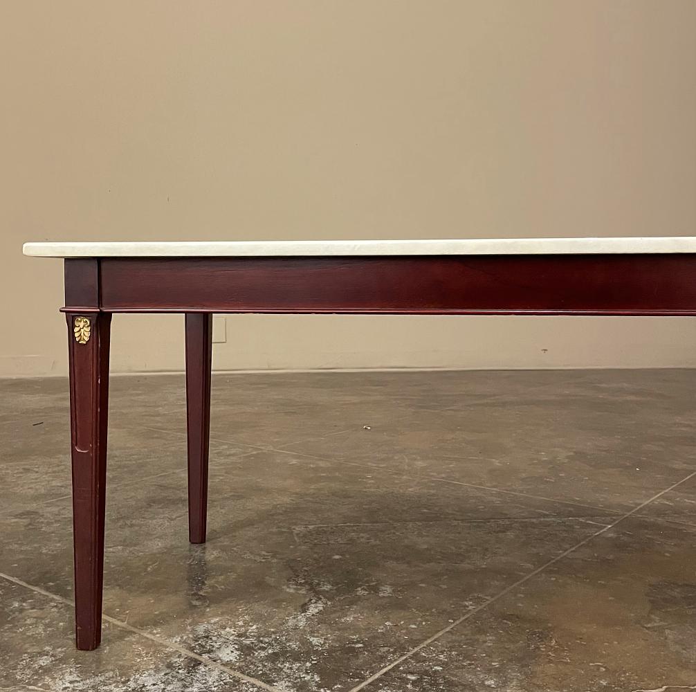 Laiton Table basse de style directoire en acajou franais du milieu du sicle avec plateau en marbre de Carrara en vente