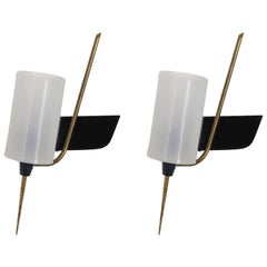 Scontrino da parete in stile Maison Arlus francese di metà secolo con picco in ottone e paralume in plexi