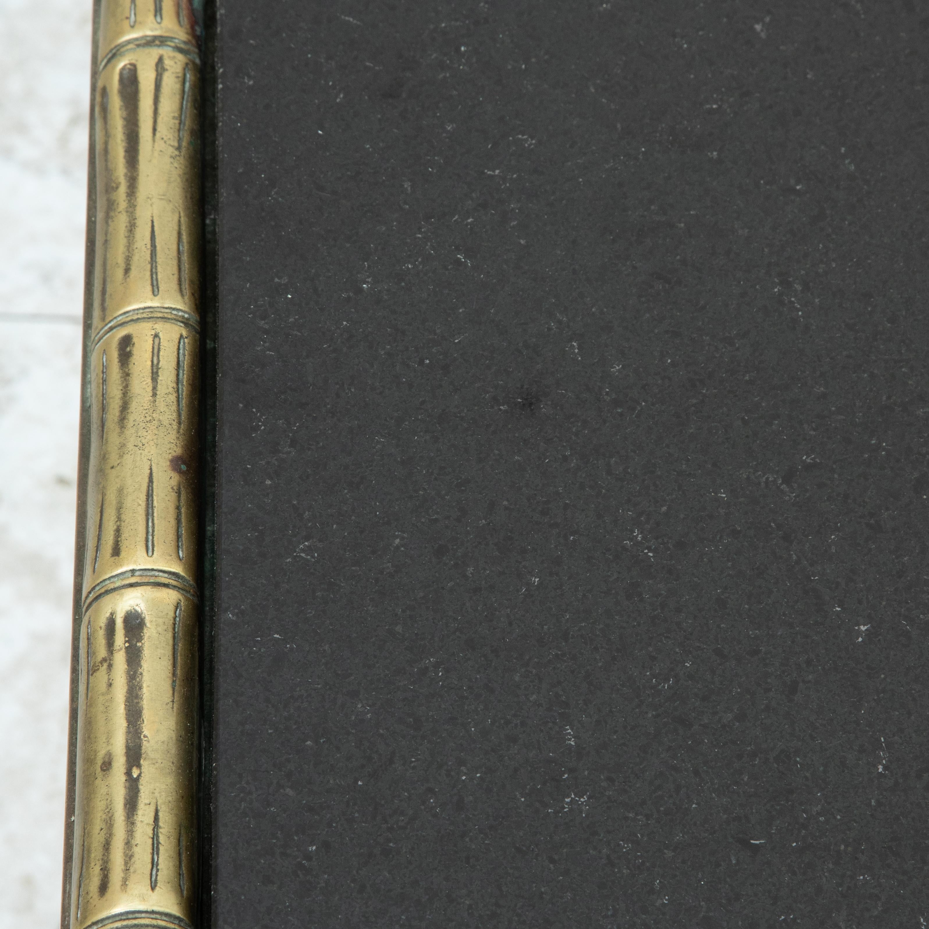 Tavolino da caffè francese di metà secolo della Maison Bagues in bronzo con piano in marmo nero in vendita 4