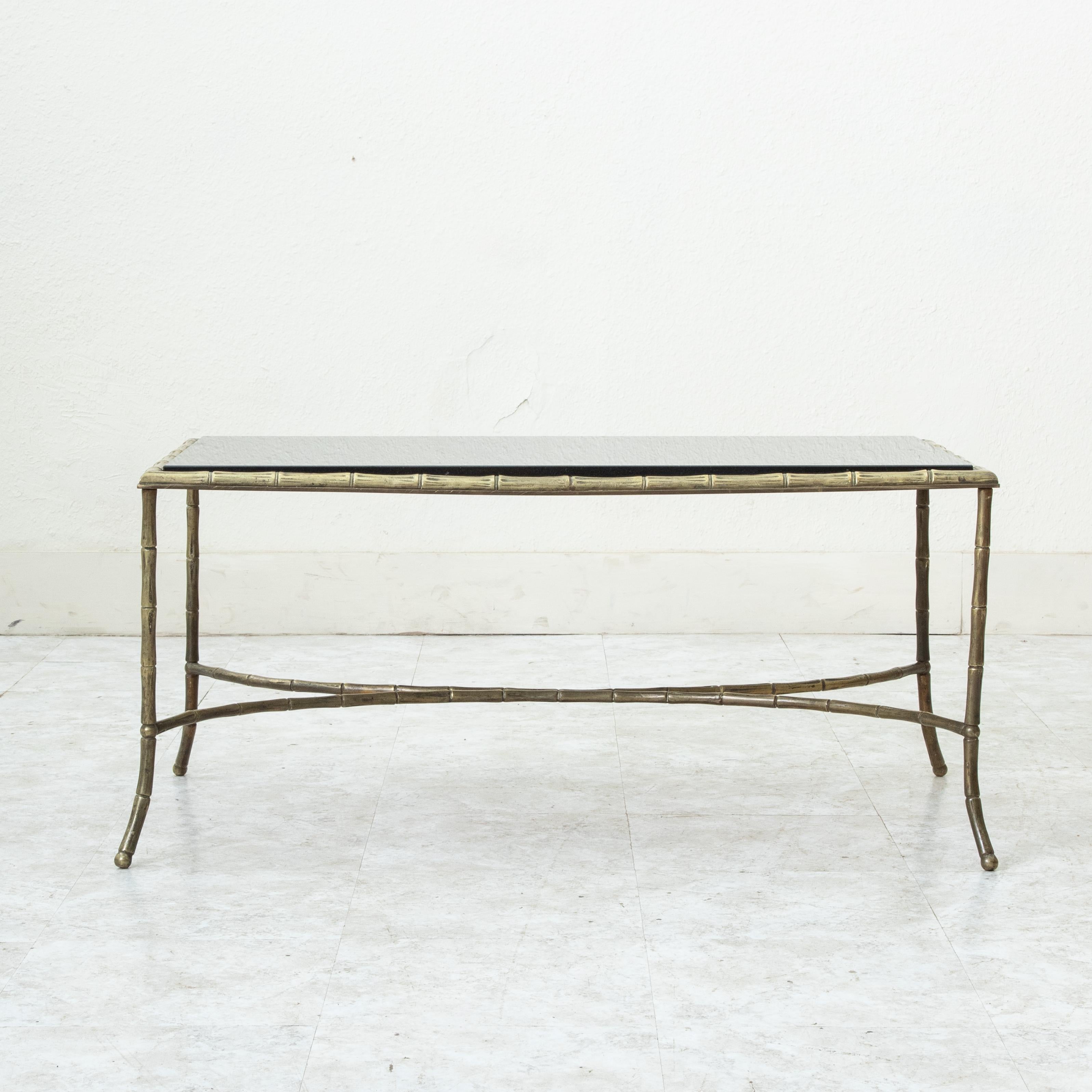 Mid-Century moderno Tavolino da caffè francese di metà secolo della Maison Bagues in bronzo con piano in marmo nero in vendita